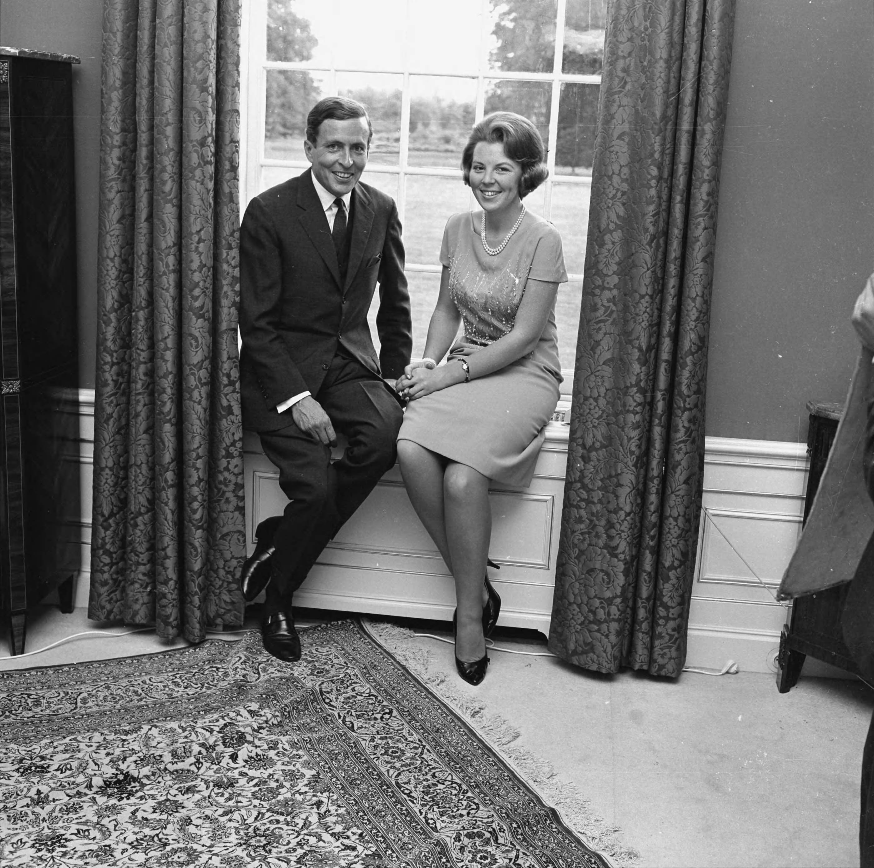 Fotocollectie RVD / Koninklijk Huis — Prinses Beatrix en Claus von Amsberg in kasteel Drakensteyn, enkele dagen voordat hun verloving op 28 juni 1965 officieel wordt aangekondigd — Foto: Koot, Max / RVD. Licentie: Set B: Rechtenvrij / Publiek Domein. Bron: Nationaal Archief. http://hdl.handle.net/10648/afbbc0b2-d0b4-102d-bcf8-003048976d84