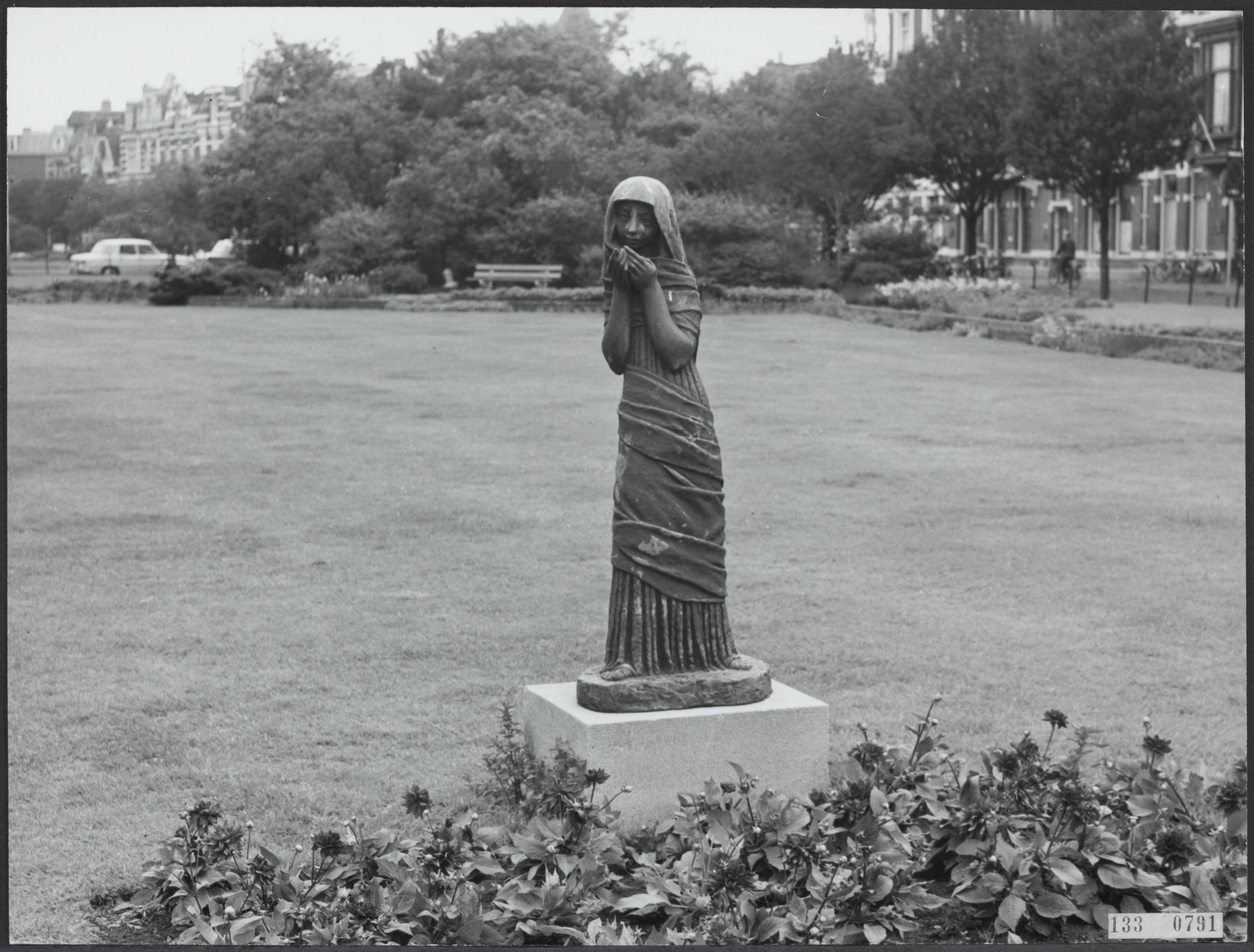 Fotocollectie Rijksvoorlichtingsdienst Eigen — Den Haag. Sweelinckplein: bronzen beeld "Sprookje" van Joop van Kralingen (1916-2001) — Foto: Fotodienst Gemeente Den Haag. Licentie: Set B: Rechtenvrij / Publiek Domein. Bron: Nationaal Archief. http://hdl.handle.net/10648/af5a8d42-d0b4-102d-bcf8-003048976d84