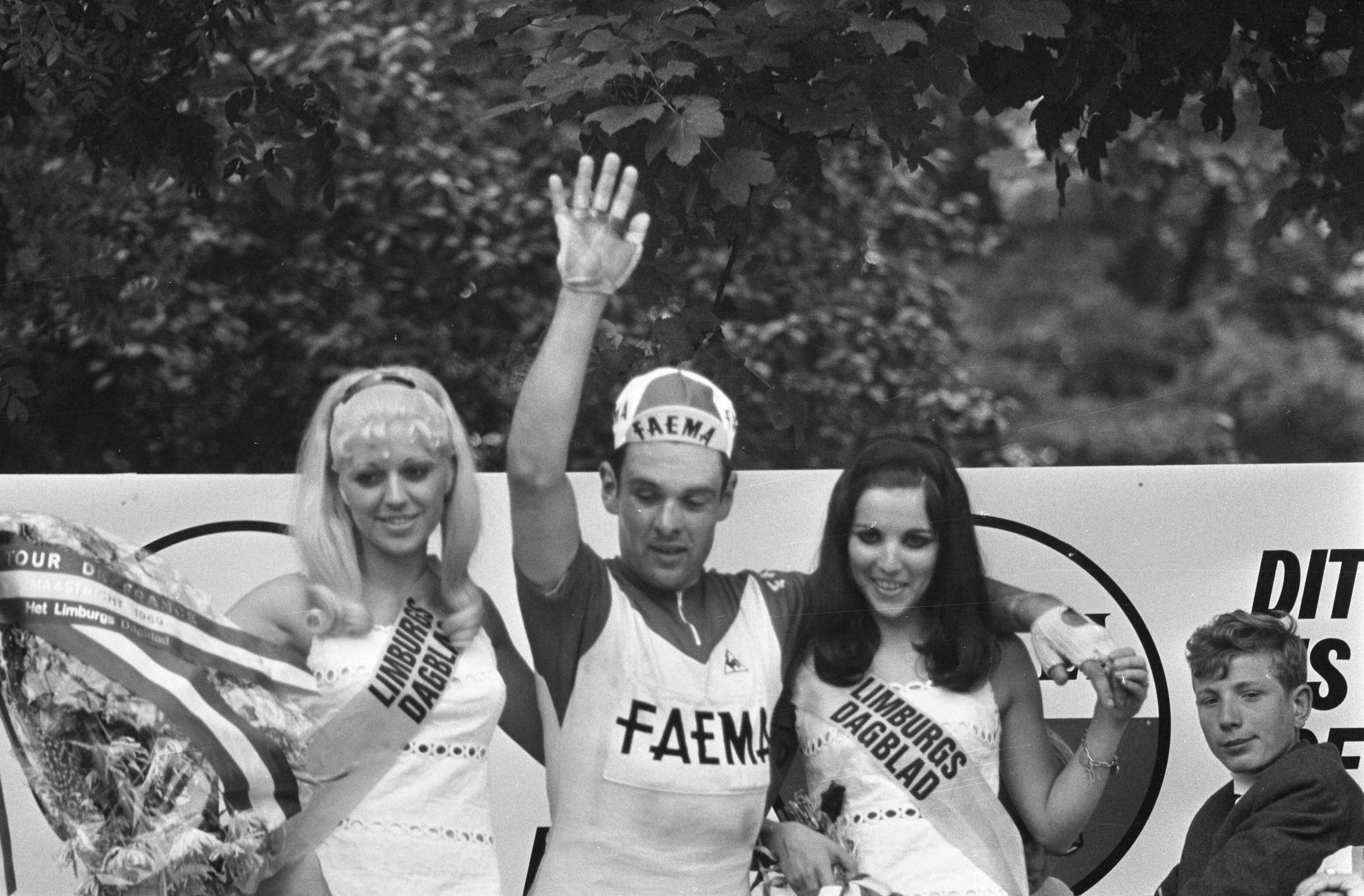 Tour de France 1969 — Finish van de 2e etappe in Maastricht: de etappewinnaar, de Belg Julien Stevens tijdens de huldiging — Foto: Fotograaf Onbekend / Anefo. Licentie: Set B: Rechtenvrij / Publiek Domein. Bron: Nationaal Archief. http://hdl.handle.net/10648/ab711d9a-d0b4-102d-bcf8-003048976d84