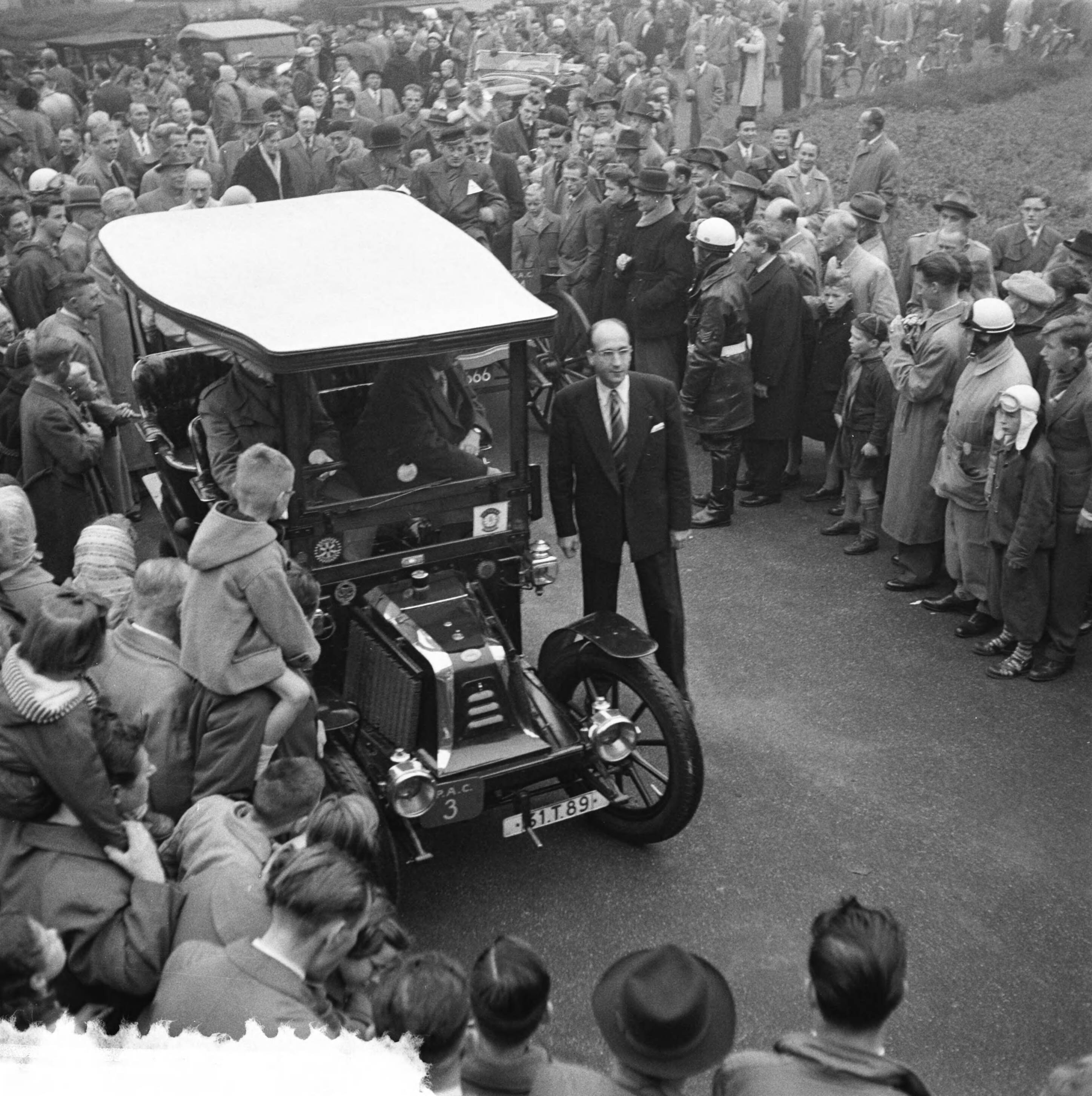 Fotocollectie Anefo — Tocht van antieke automobielen van Utrecht naar Zandvoort, georganiseerd door de Pionier-automobielclub. Start Utrecht — Foto: Behrens, Herbert F. / Anefo. Licentie: Set B: Rechtenvrij / Publiek Domein. Bron: Nationaal Archief. http://hdl.handle.net/10648/a950b778-d0b4-102d-bcf8-003048976d84