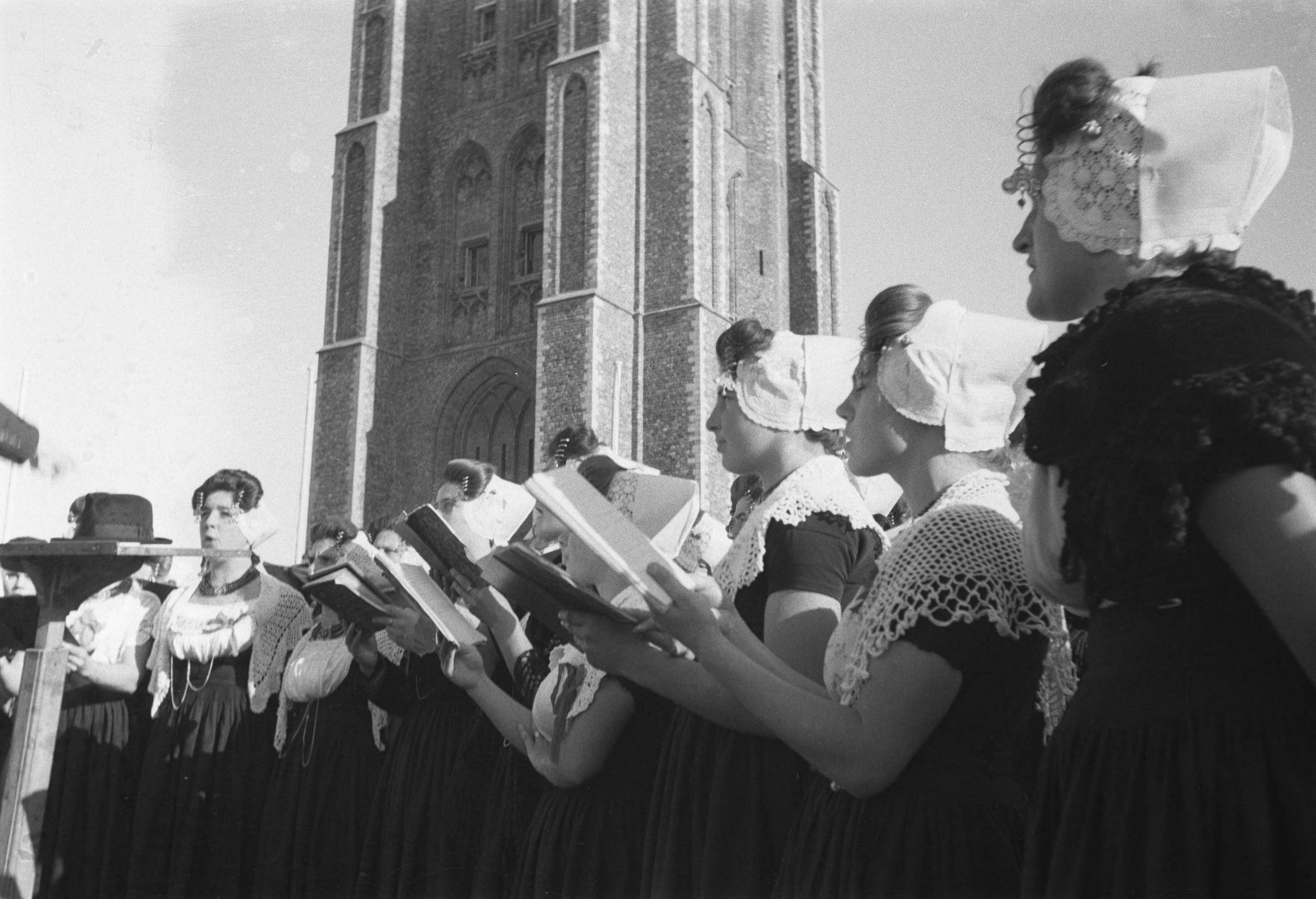 Attlee bij de Boomplantdag op Walcheren — Prinses Juliana en prins Bernhard bezoeken, o.a. in gezelschap van de Britse minister-president Clement Attlee en zijn echtgenote en minister-president L.J.M. Beel het eiland Walcheren t.g.v boomplantdag. — Foto: Sagers, Harry / Anefo. Licentie: Set B: Rechtenvrij / Publiek Domein. Bron: Nationaal Archief. http://hdl.handle.net/10648/a8afea1e-d0b4-102d-bcf8-003048976d84