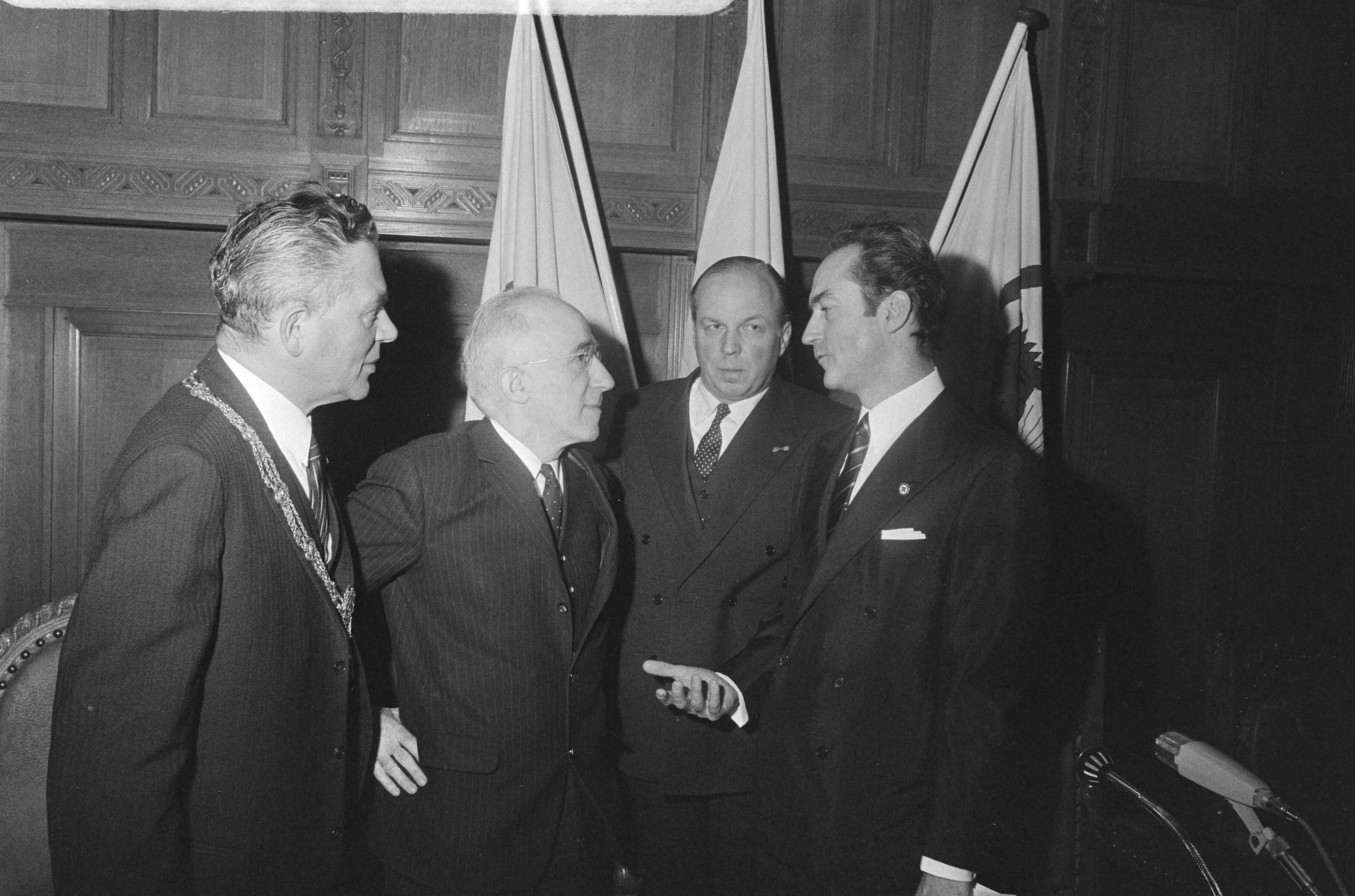 Fotocollectie Anefo — Zes-daags Congres van Internationale Rode Kruis over bescherming van slachtoffers van binnenlandse gewapende conflicten in Vredespaleis, Den Haag — Foto: Verhoeff, Bert / Anefo. Licentie: Set B: Rechtenvrij / Publiek Domein. Bron: Nationaal Archief. http://hdl.handle.net/10648/abb58fa2-d0b4-102d-bcf8-003048976d84