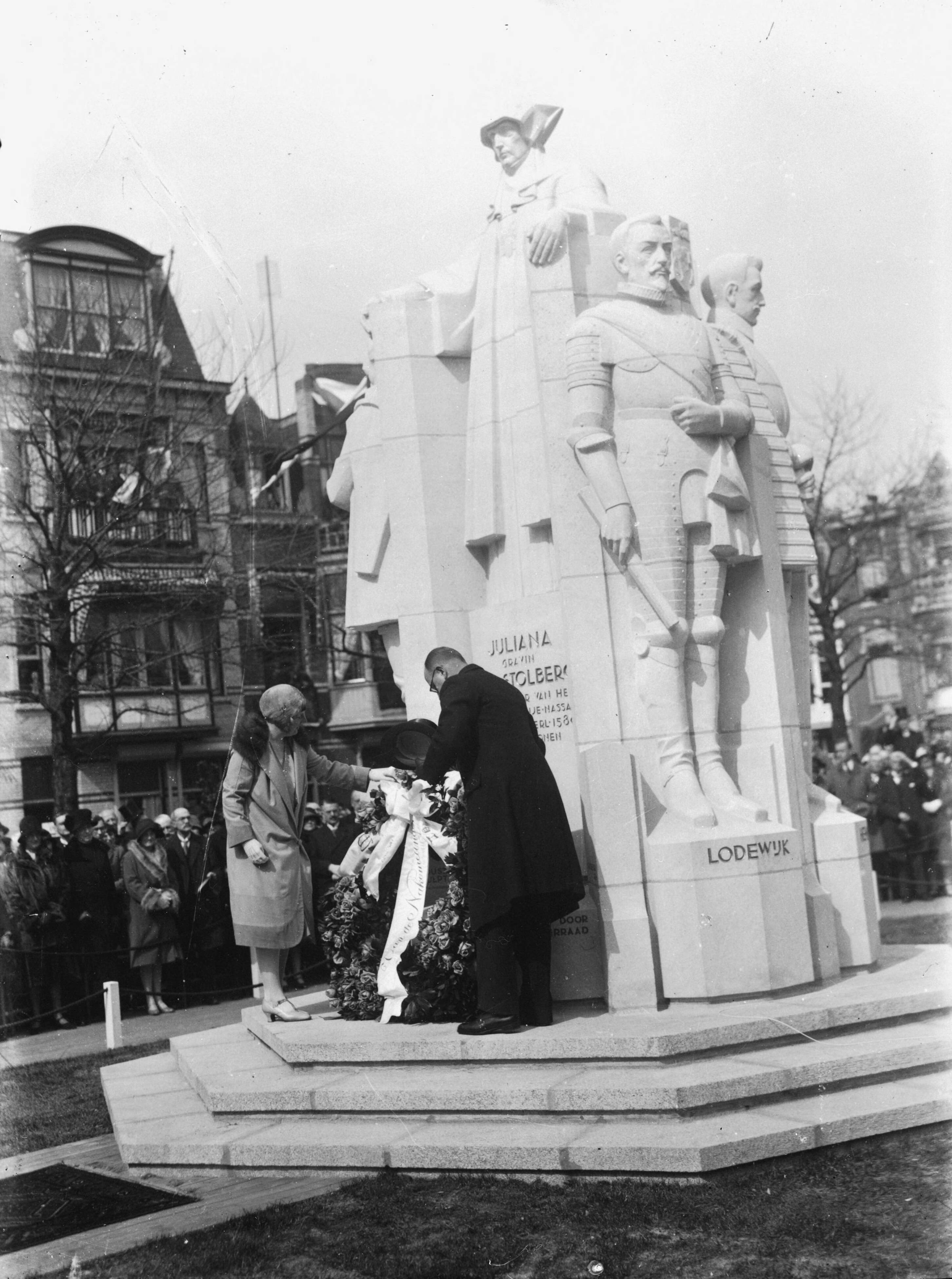 Fotocollectie RVD / Koninklijk Huis — Prinses Juliana legt een krans bij het Juliana van Stolberg monument in Den Haag, nadat ze deze heeft onthuld, woensdag 23 april 1930 — Foto: Rousel (repro) / RVD. Licentie: Set B: Rechtenvrij / Publiek Domein. Bron: Nationaal Archief. http://hdl.handle.net/10648/afb5fd08-d0b4-102d-bcf8-003048976d84