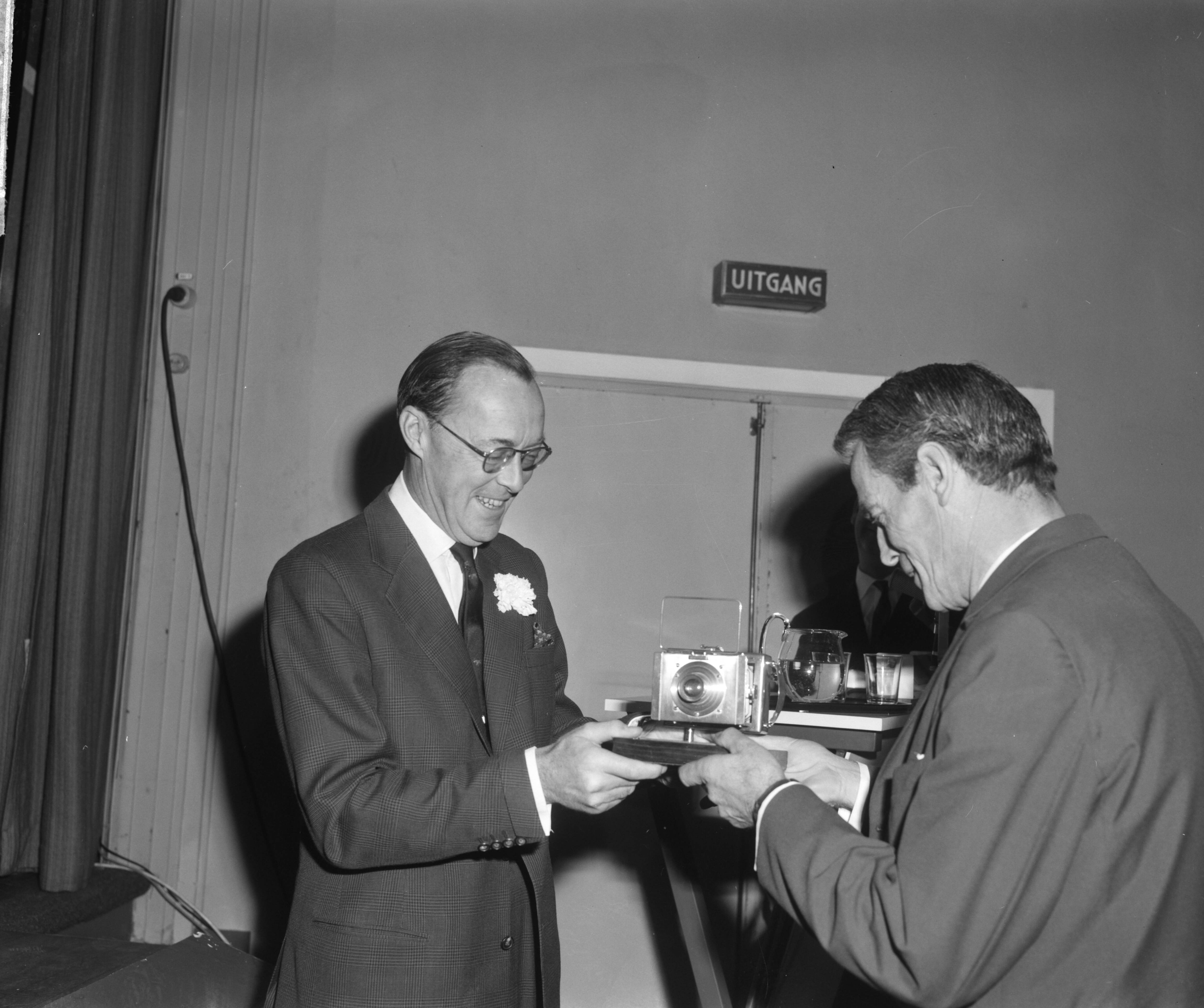 Fotocollectie Anefo — Prins Bernhard opende tentoonstelling World Press Photo 1963 in het Gemeentemuseum te Den Haag. De prins overhandigt de Zilveren Camera aan de Nederlandse fotograaf Co Zeylemaker — Foto: Bilsen, Joop van / Anefo. Licentie: Set B: Rechtenvrij / Publiek Domein. Bron: Nationaal Archief. http://hdl.handle.net/10648/aa5202b2-d0b4-102d-bcf8-003048976d84