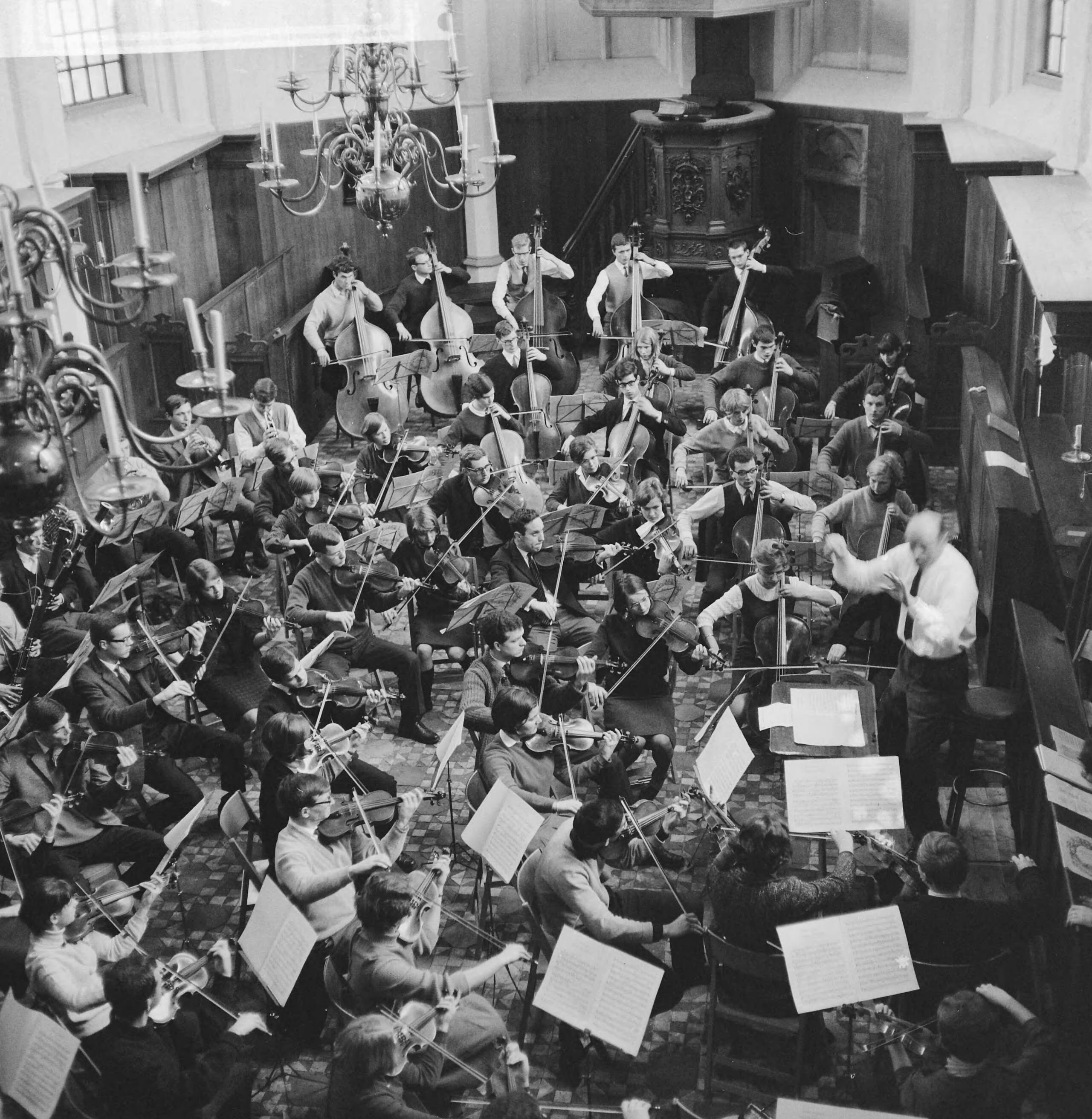 Fotocollectie Anefo — Nederlands Studenten Orkest in Bergen, Noord-Holland — Foto: Kroon, Ron / Anefo. Licentie: Set B: Rechtenvrij / Publiek Domein. Bron: Nationaal Archief. http://hdl.handle.net/10648/aad4fb86-d0b4-102d-bcf8-003048976d84
