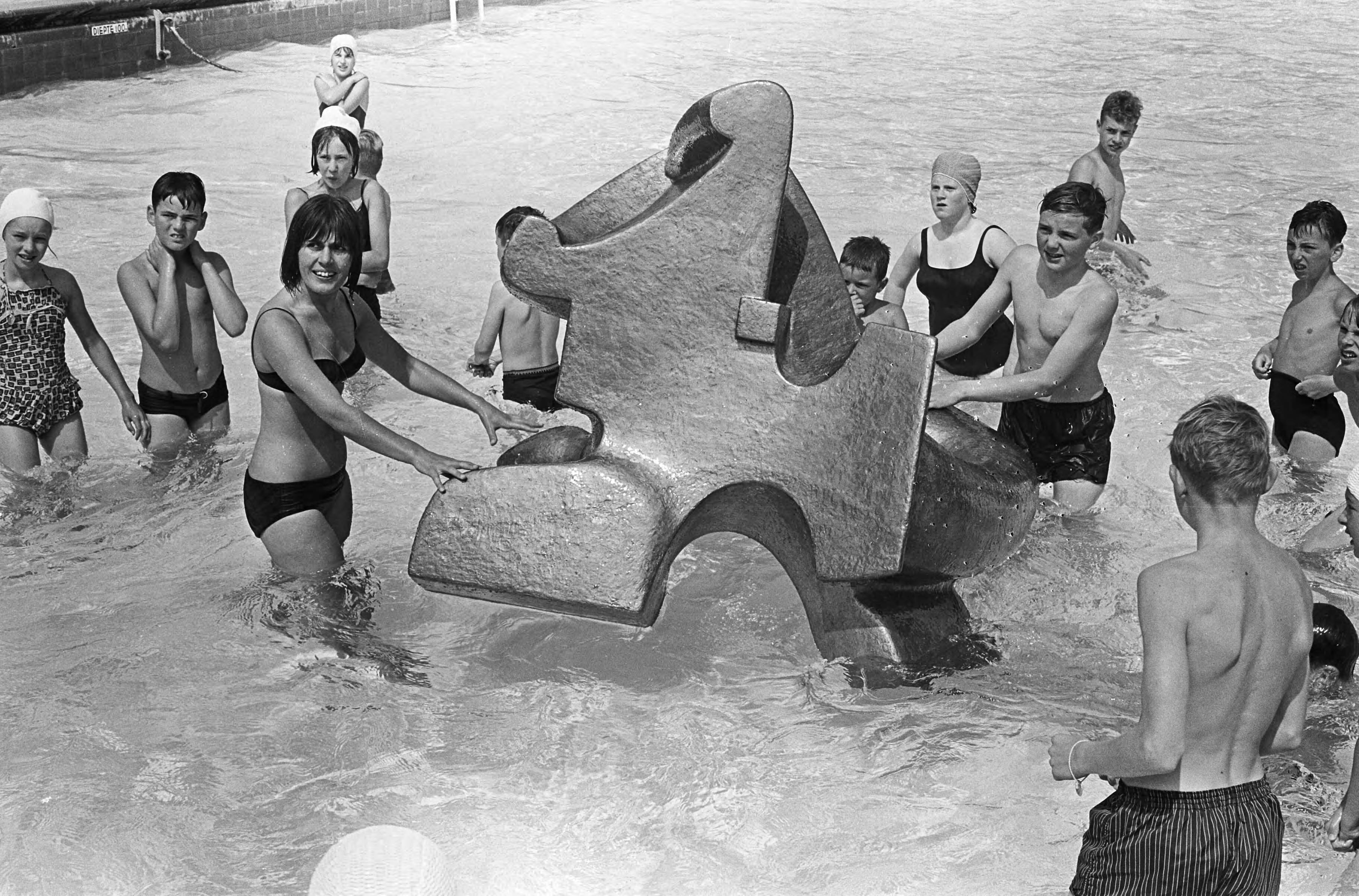 Fotocollectie Anefo — Beeldhouwkunst in het zwembad te Wassenaar van beeldhouwer Rob Blöte — Foto: Duinen, G.W. van / Anefo. Licentie: Set B: Rechtenvrij / Publiek Domein. Bron: Nationaal Archief. http://hdl.handle.net/10648/aab4386a-d0b4-102d-bcf8-003048976d84
