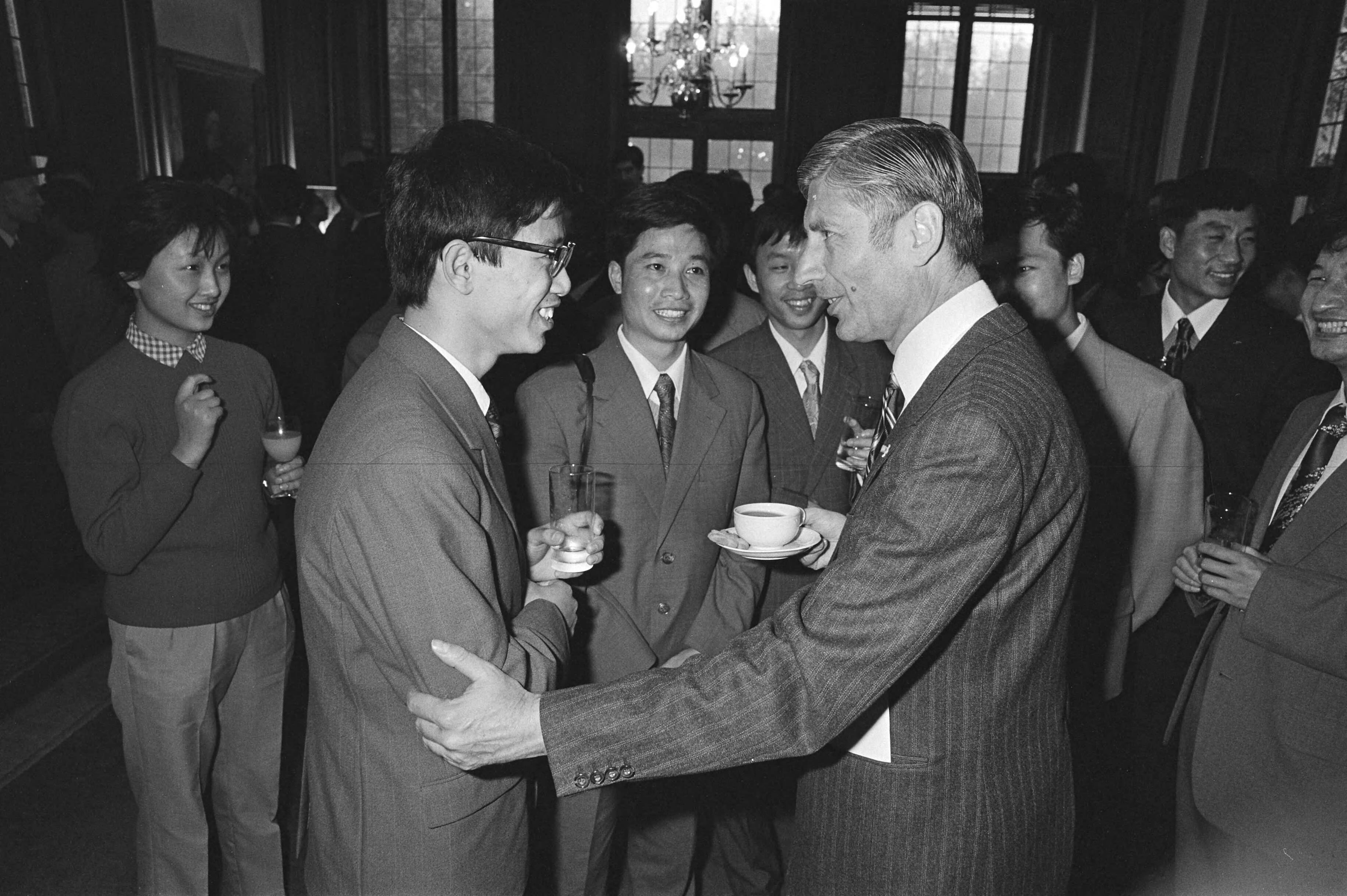 Fotocollectie Anefo — Alle Chinese studenten van Nederlandse Universiteiten en hogescholen te gast bij Premier Van Agt op Catshuis te Den Haag — Foto: Antonisse, Marcel / Anefo. Licentie: Set B: Rechtenvrij / Publiek Domein. Bron: Nationaal Archief. http://hdl.handle.net/10648/aceb113a-d0b4-102d-bcf8-003048976d84