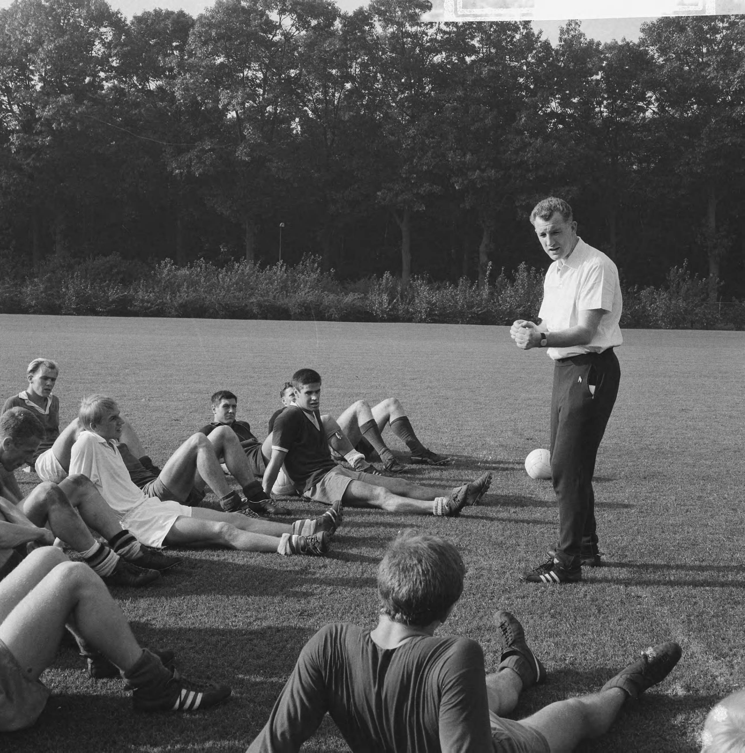 Fotocollectie Anefo — Training van Jong Oranje te Zeist. Trainer Georg Kessler en enige spelers van de selectie — Foto: Kroon, Ron / Anefo. Licentie: Set B: Rechtenvrij / Publiek Domein. Bron: Nationaal Archief. http://hdl.handle.net/10648/aac4a466-d0b4-102d-bcf8-003048976d84