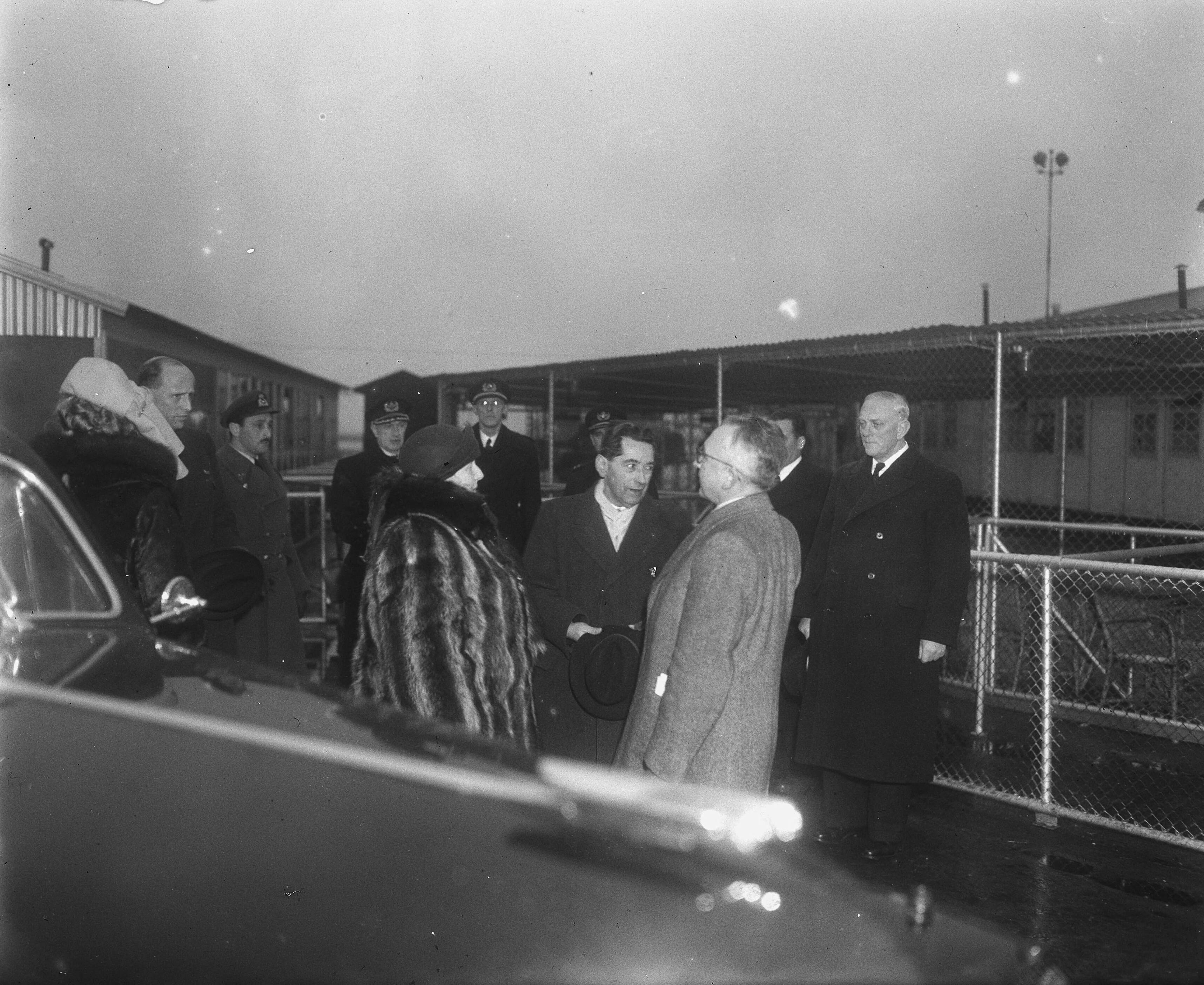 Fotocollectie Anefo — Bezoek van koningin Wilhelmina aan Schiphol — Foto: Wisman, Bram / Anefo. Licentie: Set B: Rechtenvrij / Publiek Domein. Bron: Nationaal Archief. http://hdl.handle.net/10648/a8b0e770-d0b4-102d-bcf8-003048976d84