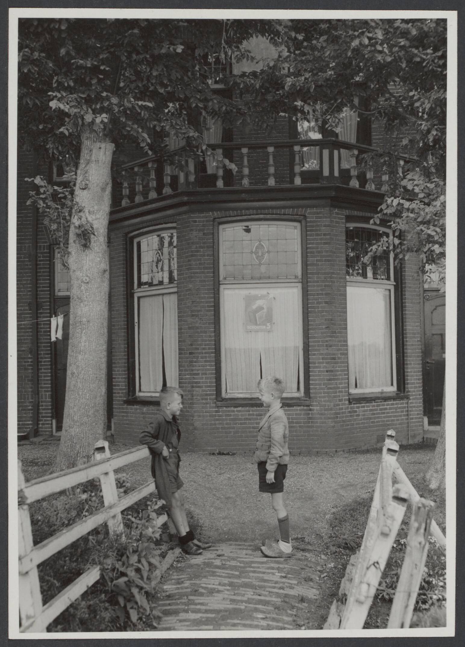 Illegaliteit — Bij fusillade ontkomen gevangene De Jong. Leeuwarden. Het huis van De Jong — Foto: Hoef, W.P.W. van de / Spaarnestad (1). Licentie: Set B: Rechtenvrij / Publiek Domein. Bron: Nationaal Archief. http://hdl.handle.net/10648/9ffae382-9feb-11cd-38d2-a4af8e26b5d2