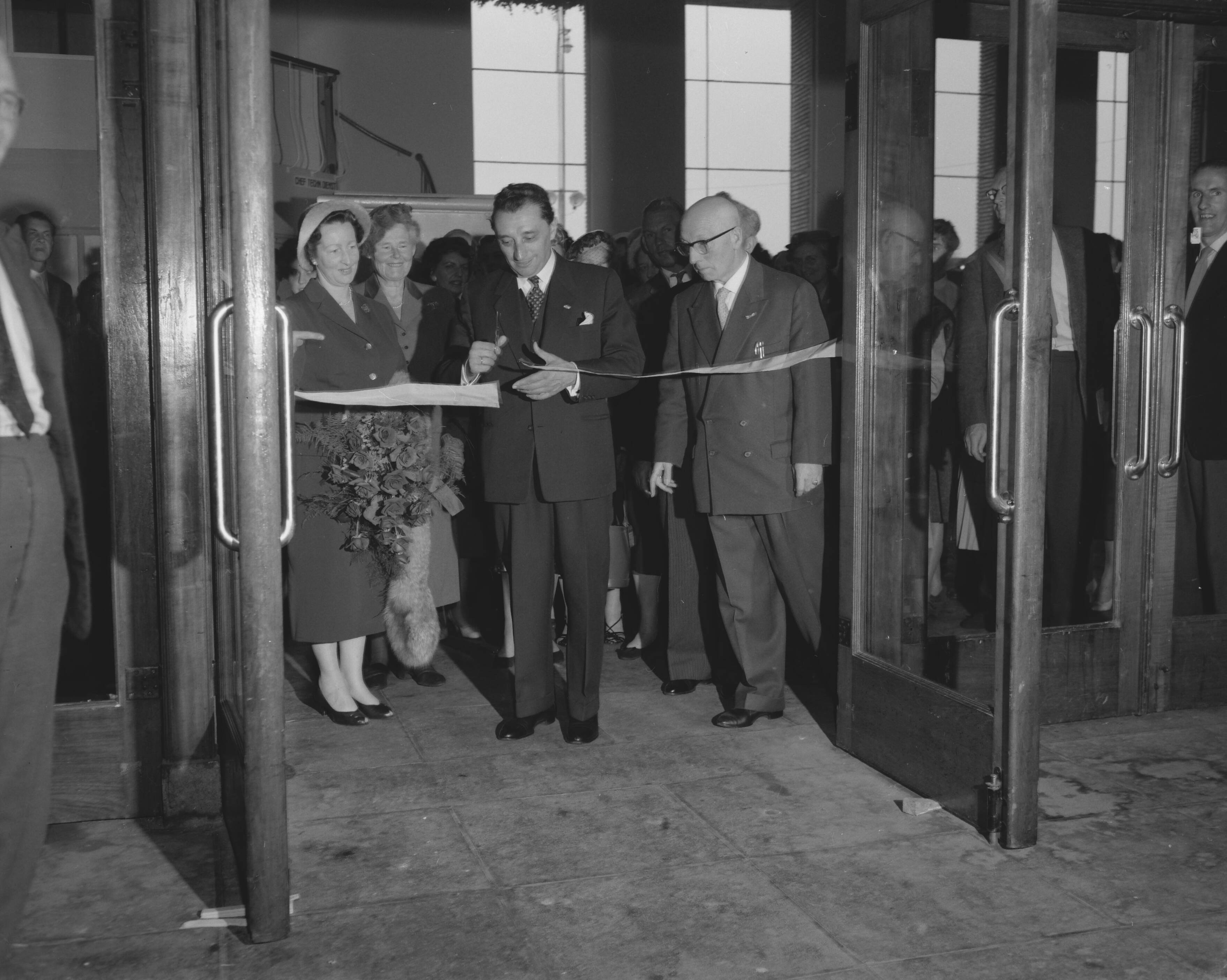 Fotocollectie Anefo — Opening damesbeurs in de Houtrusthal te Den Haag — Foto: Behrens, Herbert F. / Anefo. Licentie: Set B: Rechtenvrij / Publiek Domein. Bron: Nationaal Archief. http://hdl.handle.net/10648/a985c210-d0b4-102d-bcf8-003048976d84