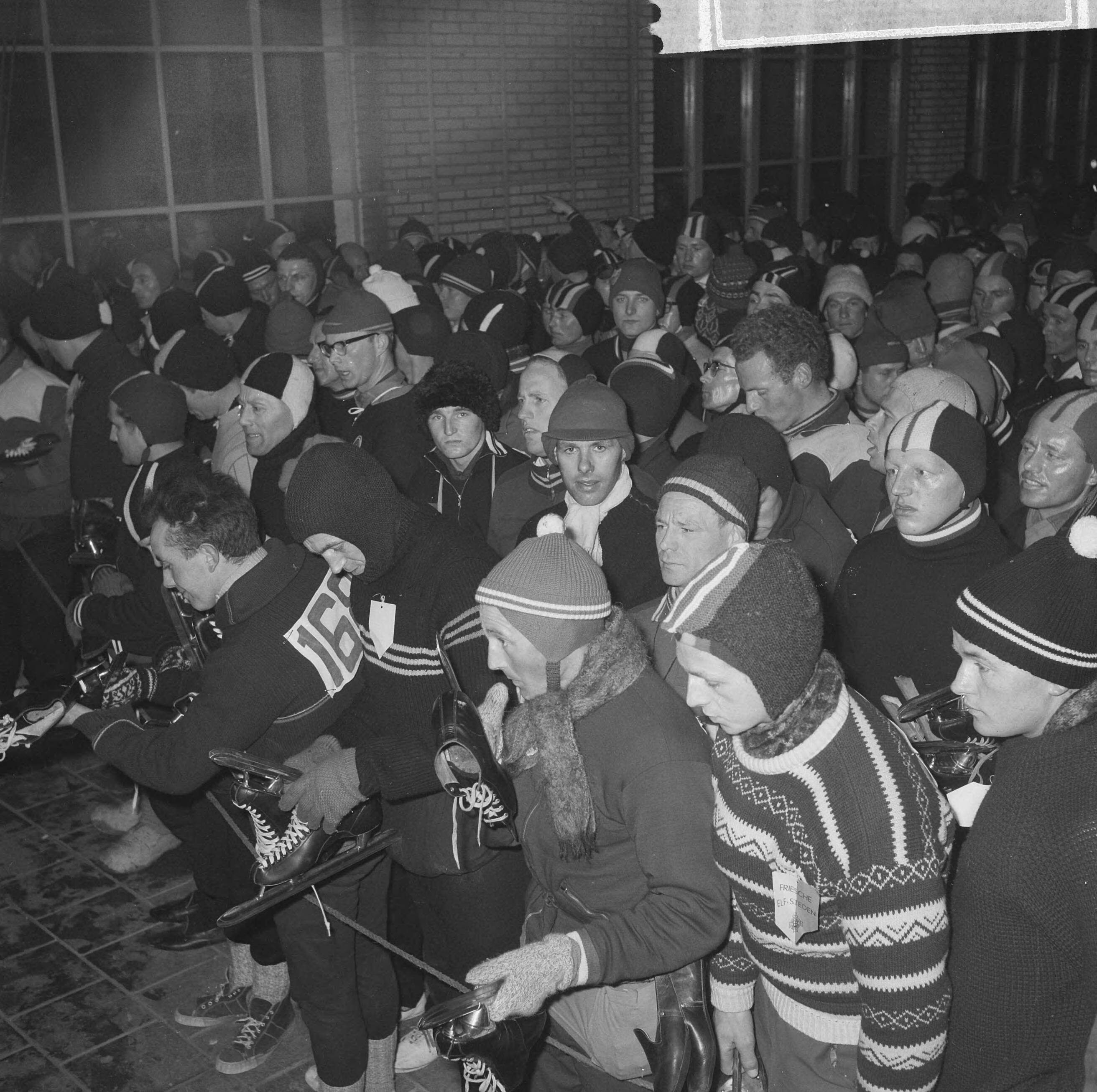 Elfstedentocht 1963 — Elfstedentocht 1963. Deelnemers bij de start te Leeuwarden — Foto: Nijs, Jac. de / Anefo. Licentie: Set B: Rechtenvrij / Publiek Domein. Bron: Nationaal Archief. http://hdl.handle.net/10648/aa268e16-d0b4-102d-bcf8-003048976d84