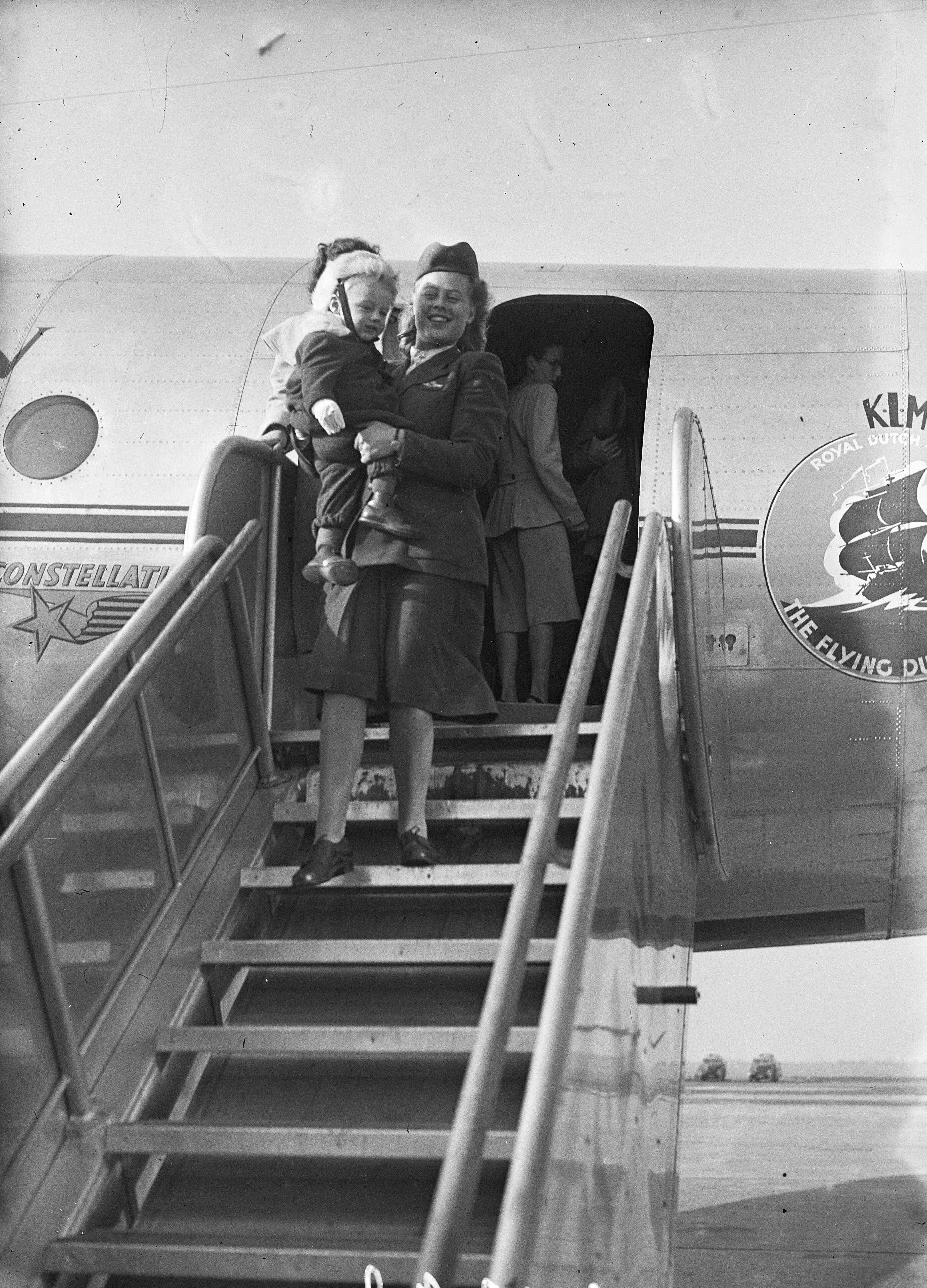 Fotocollectie Anefo — Amsterdamse baby Herman van Eck terug op Schiphol — Foto: Sagers, Harry / Anefo. Licentie: Set B: Rechtenvrij / Publiek Domein. Bron: Nationaal Archief. http://hdl.handle.net/10648/ad7a6880-d0b4-102d-bcf8-003048976d84