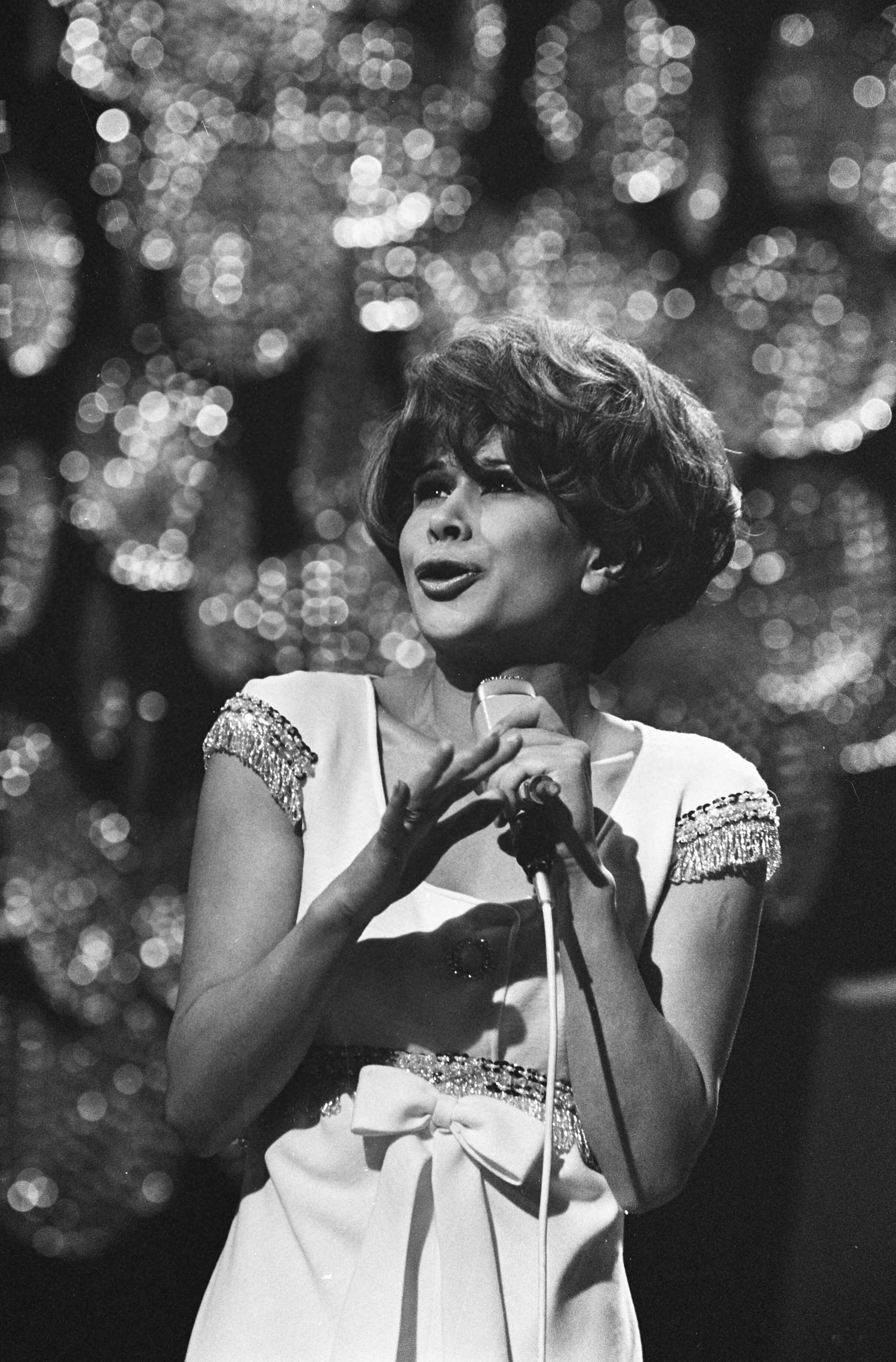 Fotocollectie Anefo — Nationale finale van het Eurovisie Songfestival in Scheveningen nr. 27 , 28: Anneke Gronloh , nr. 29 , 3 — Foto: Koch, Eric / Anefo. Licentie: Set B: Rechtenvrij / Publiek Domein. Bron: Nationaal Archief. http://hdl.handle.net/10648/ab6003fc-d0b4-102d-bcf8-003048976d84