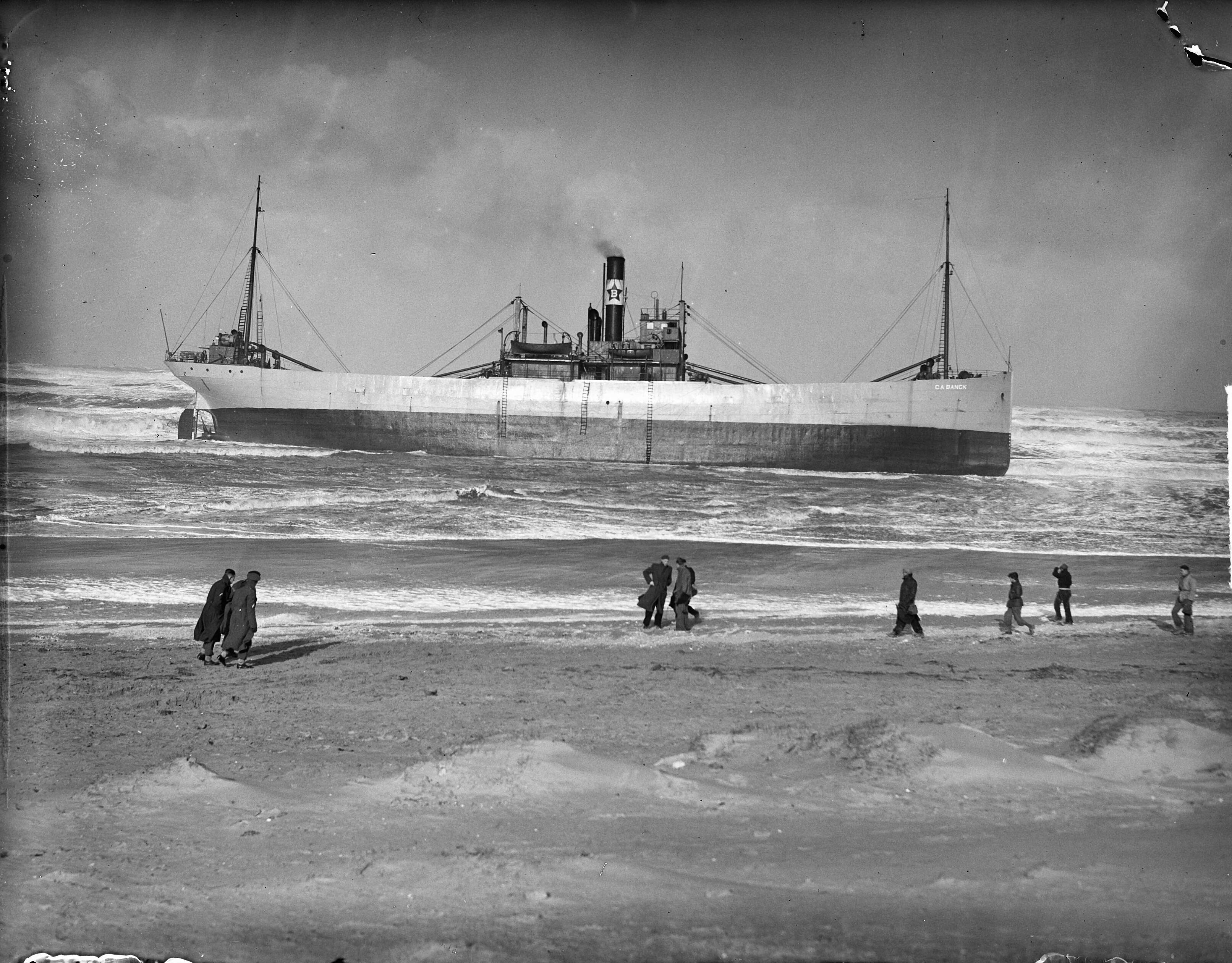 Fotocollectie Anefo — Zweeds schip ss C.A. Banck op het strand van Bloemendaal — Foto: Averink, […] / Anefo. Licentie: Set B: Rechtenvrij / Publiek Domein. Bron: Nationaal Archief. http://hdl.handle.net/10648/a8c42e34-d0b4-102d-bcf8-003048976d84