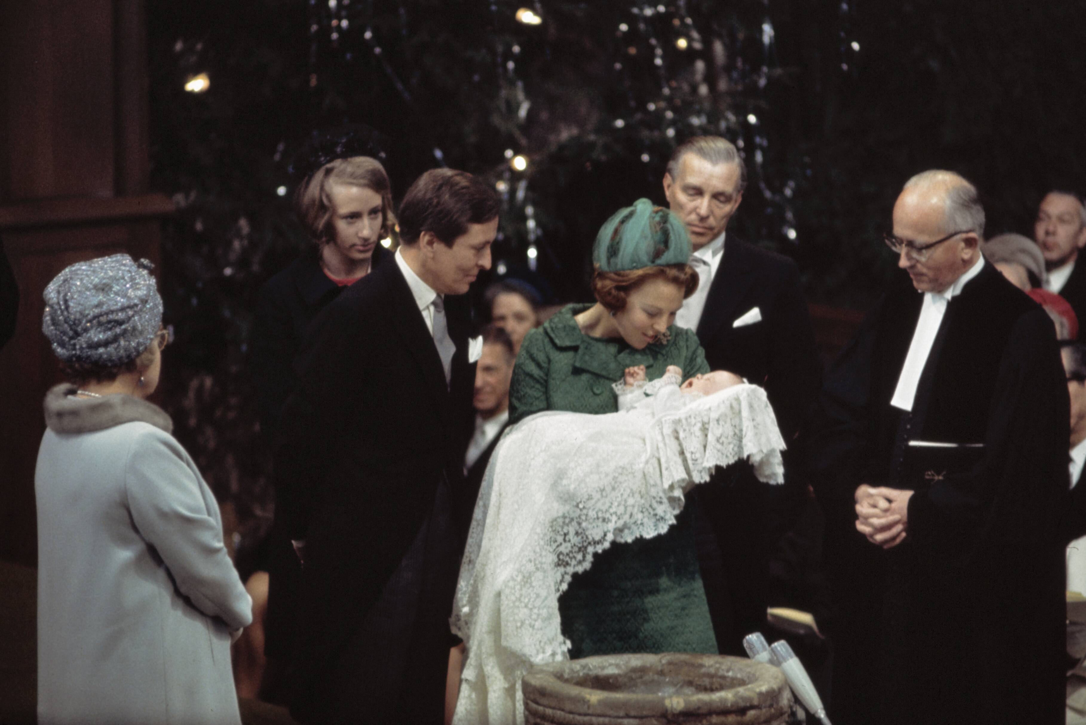 Doop van prins Johan Friso te Utrecht — Doop Prins Johan Friso te Utrecht; koningin Juliana , Prinses Beatrix , Prins Claus , Prins Johan Friso bij doopvont met ds. Kater — Foto: Kroon, Ron / Anefo. Licentie: Set B: Rechtenvrij / Publiek Domein. Bron: Nationaal Archief. http://hdl.handle.net/10648/ad8f6a64-d0b4-102d-bcf8-003048976d84