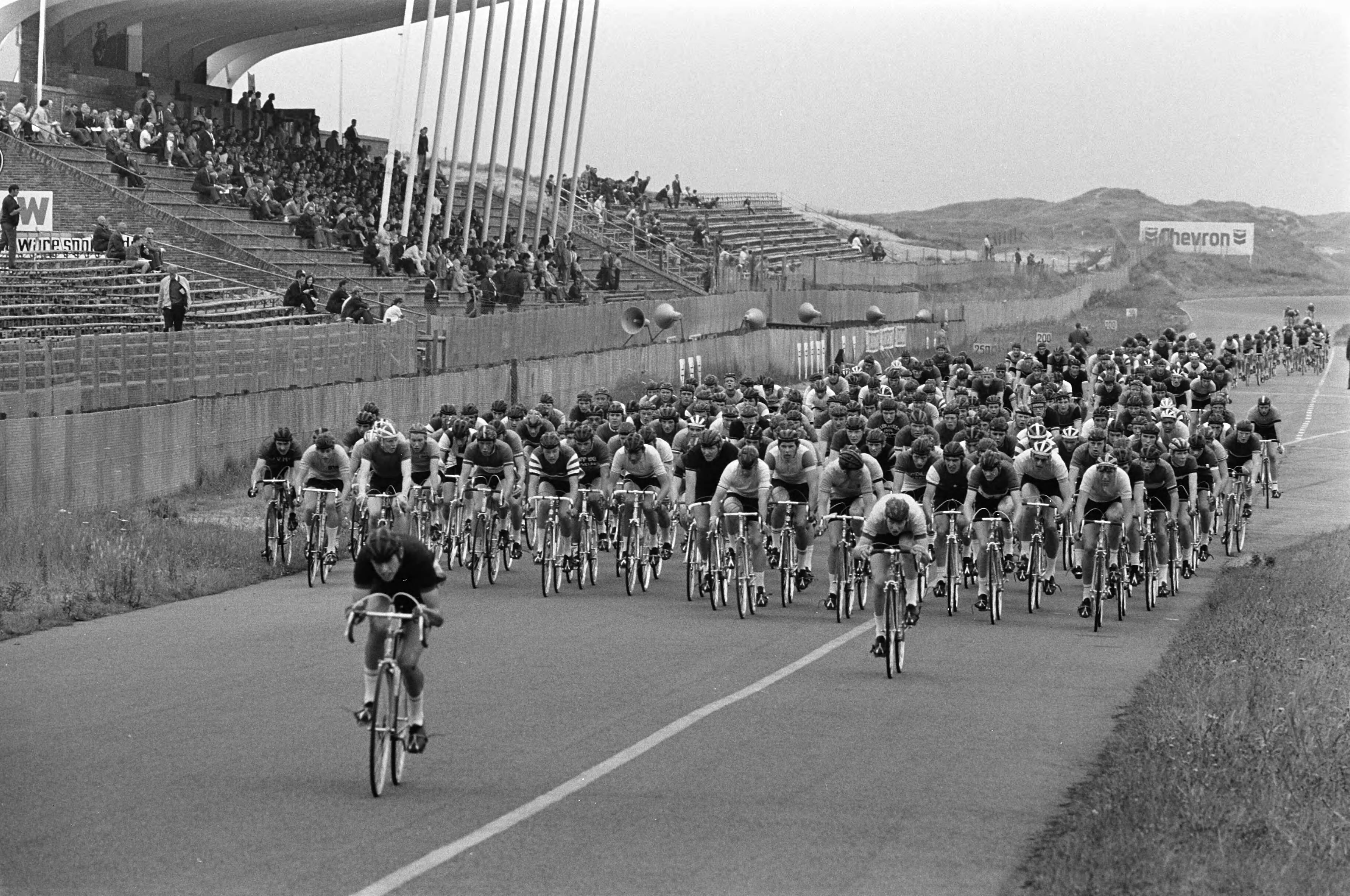 Nederlands Kampioenschap Wielrennen voor Nieuwelingen te Zandvoort — De 300 nieuwelingen in actie — Foto: Fotograaf Onbekend / Anefo. Licentie: Set B: Rechtenvrij / Publiek Domein. Bron: Nationaal Archief. http://hdl.handle.net/10648/ab7288c4-d0b4-102d-bcf8-003048976d84