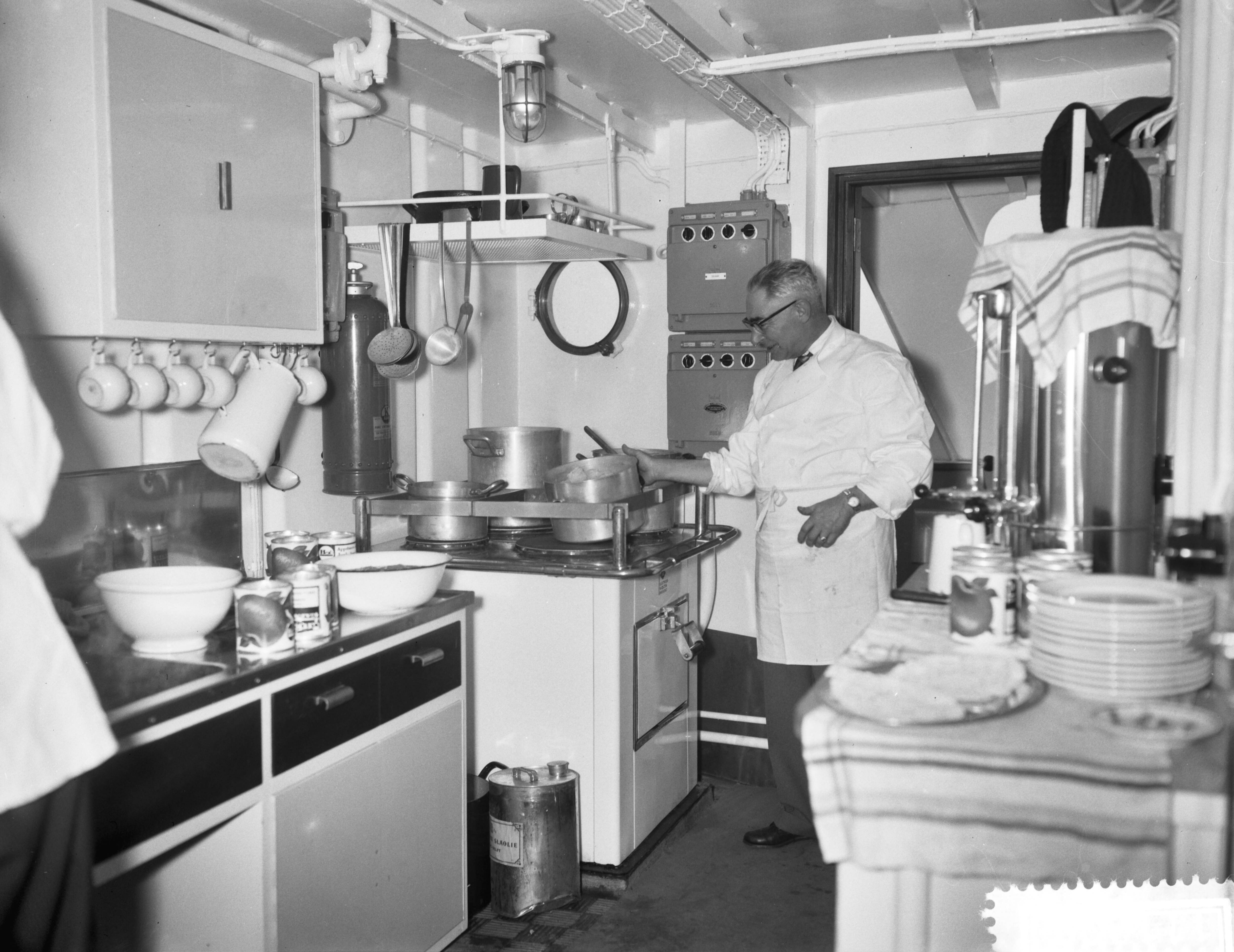 Fotocollectie Anefo — Tewaterlating kustvaarder "Castor Consol" bij de Zaanlandse Scheepsbouw Maatschappij — Foto: Bilsen, Joop van / Anefo. Licentie: Set B: Rechtenvrij / Publiek Domein. Bron: Nationaal Archief. http://hdl.handle.net/10648/a9aa5756-d0b4-102d-bcf8-003048976d84