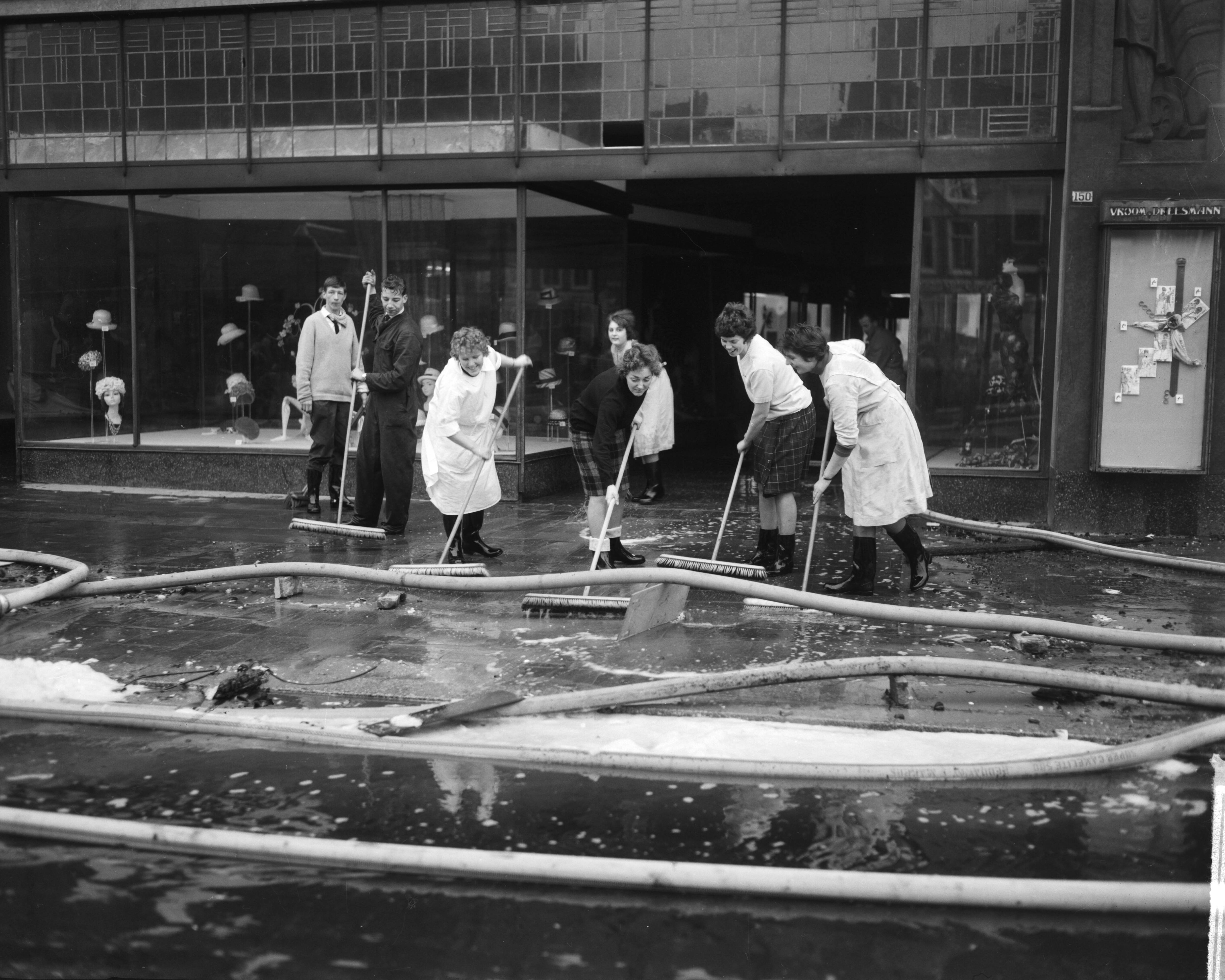 Fotocollectie Anefo — Brand bij V&D te Leeuwarden. Onbeschadigde confectie wordt in veiligheid gebracht — Foto: Bilsen, Joop van / Anefo. Licentie: Set B: Rechtenvrij / Publiek Domein. Bron: Nationaal Archief. http://hdl.handle.net/10648/aa2ed7ec-d0b4-102d-bcf8-003048976d84