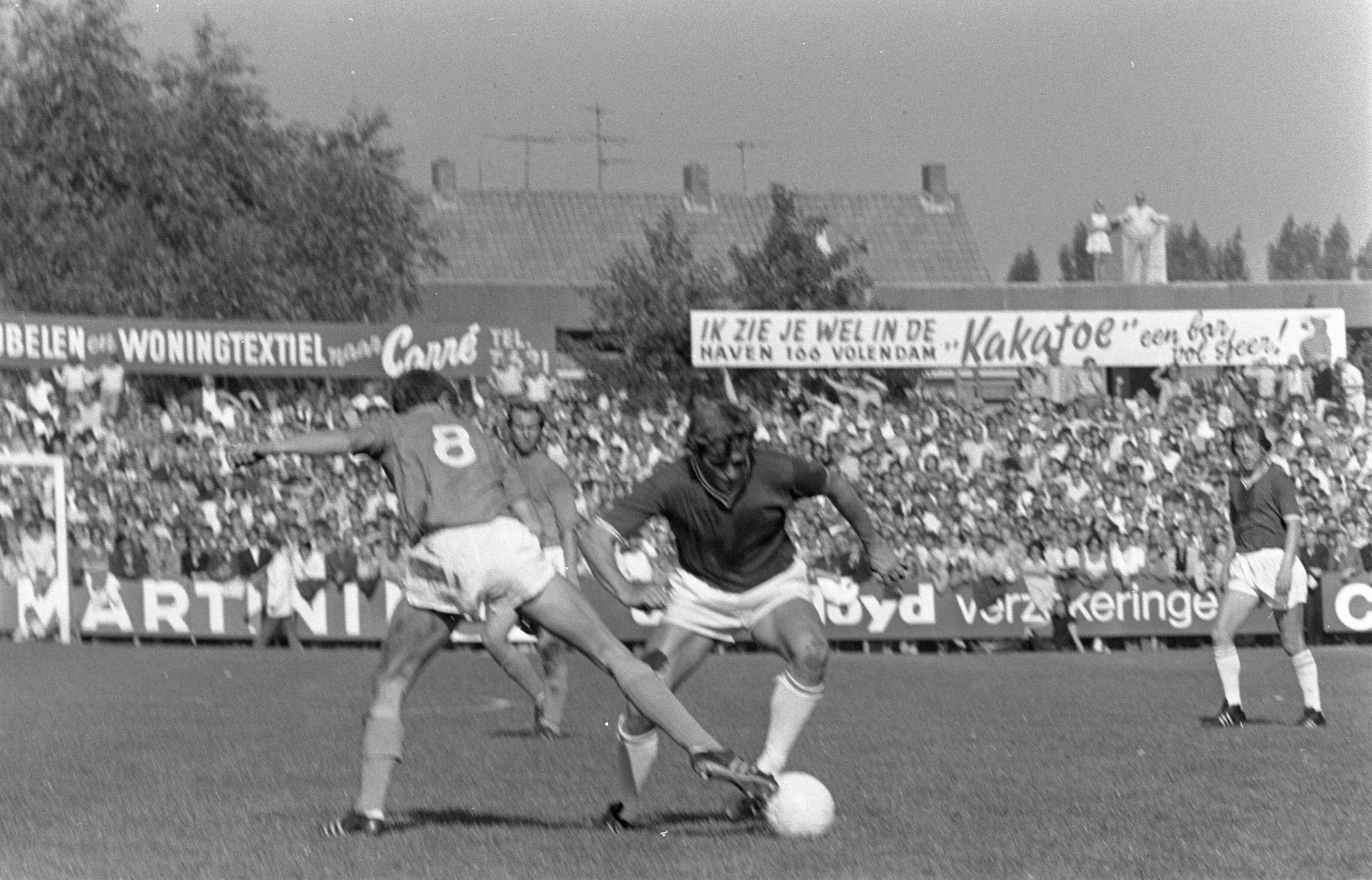 Fotocollectie Anefo — Volendam tegen Ajax 0-3 — Foto: Koch, Eric / Anefo. Licentie: Set B: Rechtenvrij / Publiek Domein. Bron: Nationaal Archief. http://hdl.handle.net/10648/aba421f4-d0b4-102d-bcf8-003048976d84