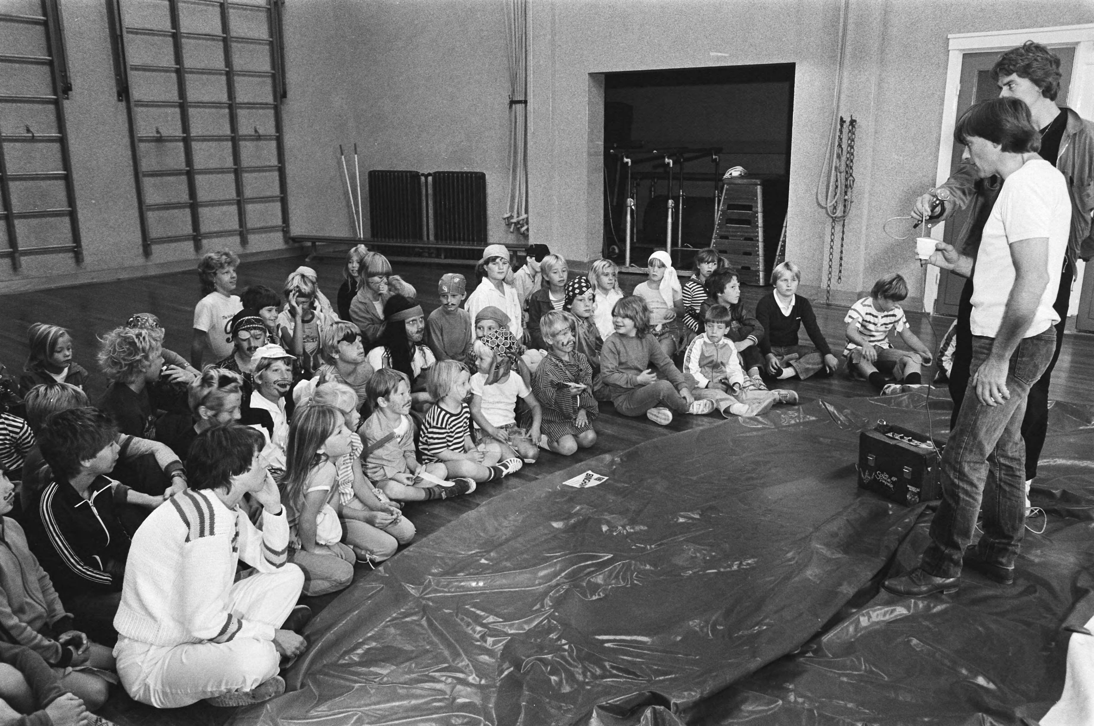 Fotocollectie Anefo — School in het verenigingsgebouw in Edam; leerlingen op de eerste schooldag — Foto: Croes, Rob C. / Anefo. Licentie: Set B: Rechtenvrij / Publiek Domein. Bron: Nationaal Archief. http://hdl.handle.net/10648/ad2cf578-d0b4-102d-bcf8-003048976d84