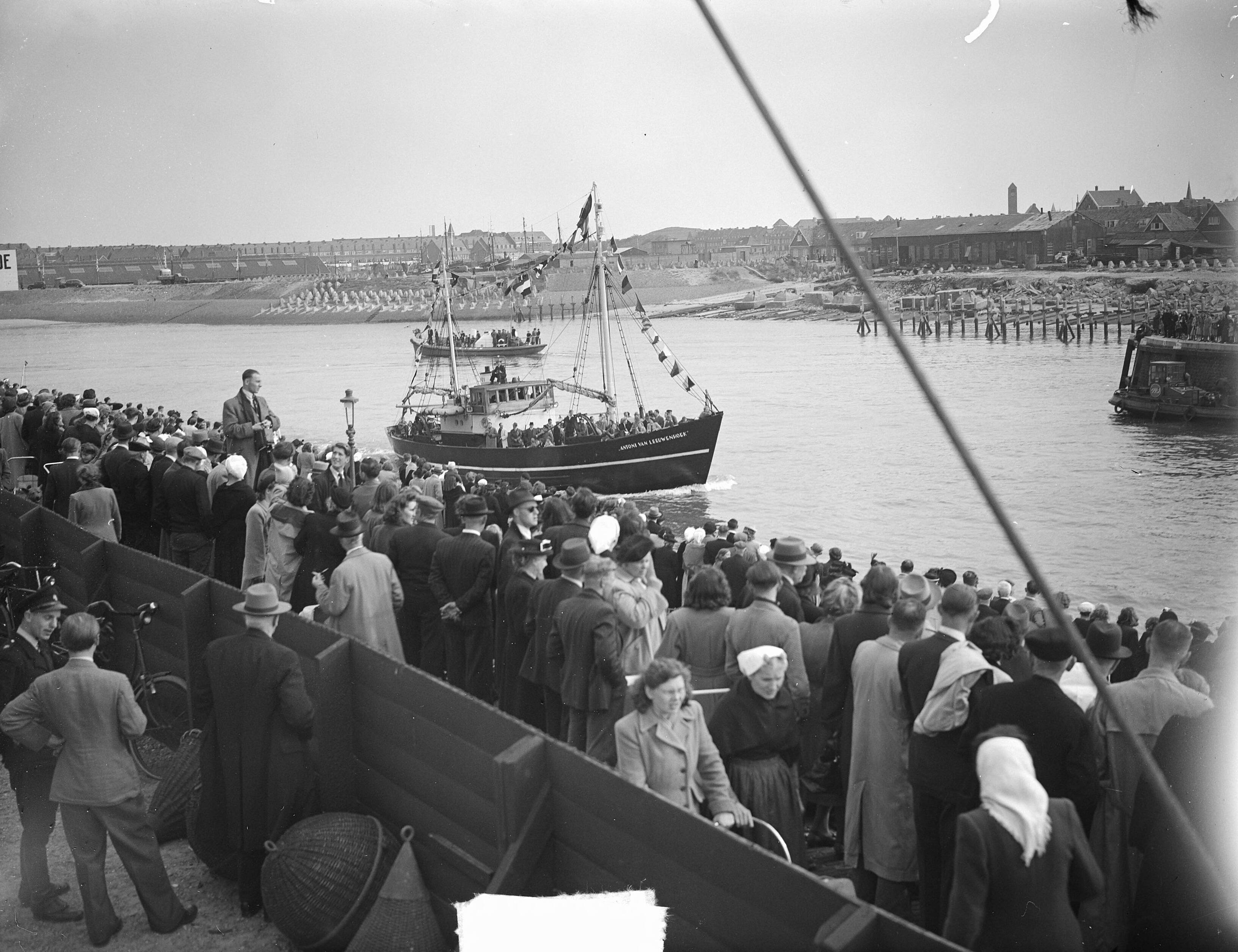 Fotocollectie Anefo — Tocht met genodigden met Schevenings vissersvloot — Foto: Winterbergen, Rolf / Anefo. Licentie: Set B: Rechtenvrij / Publiek Domein. Bron: Nationaal Archief. http://hdl.handle.net/10648/a8c7d200-d0b4-102d-bcf8-003048976d84