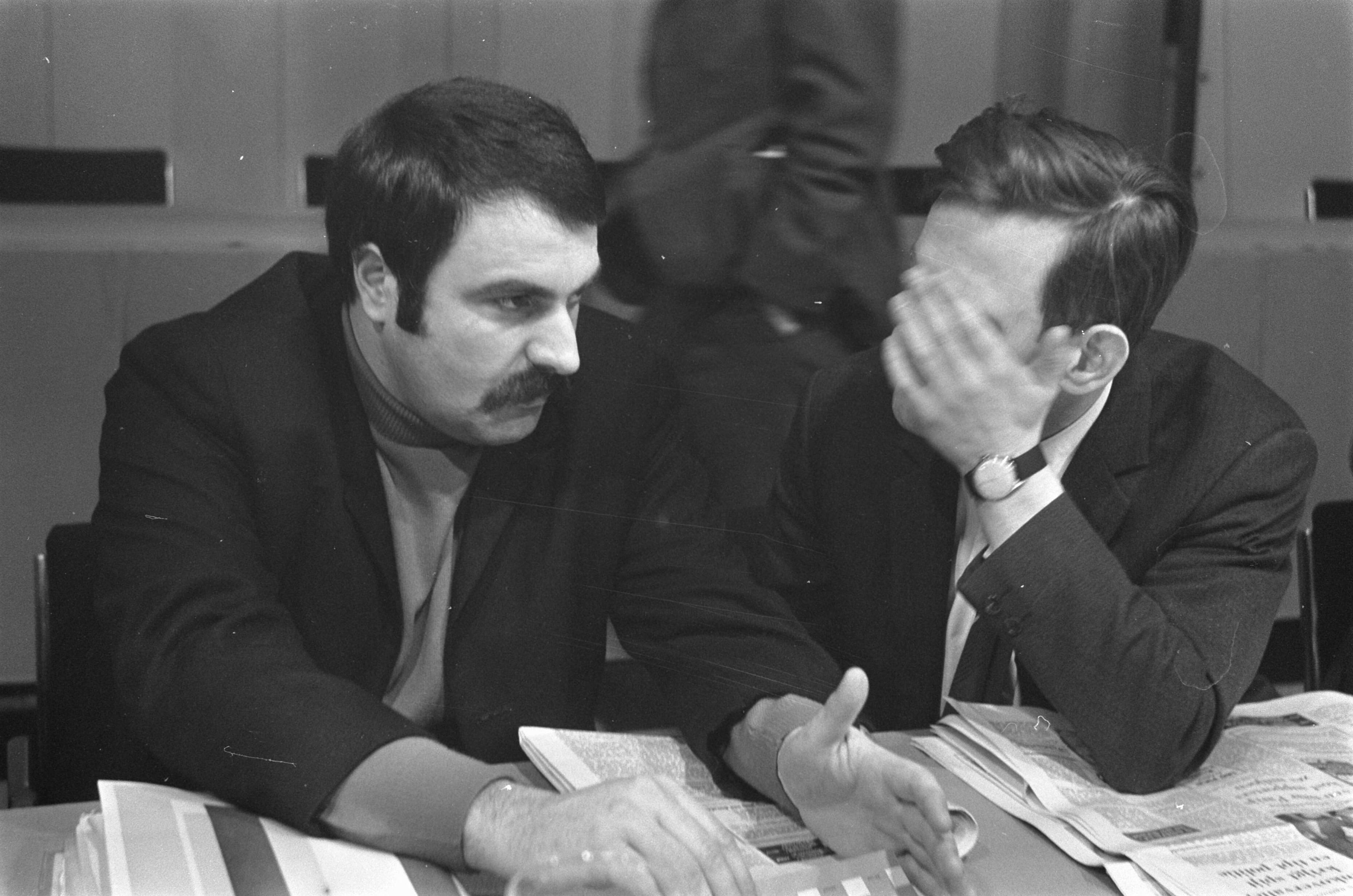 Fotocollectie Anefo — Congres PvdA in Nederlands Congresgebouw in Den Haag links Andre van der Louw en rechts J. Koopman — Foto: Evers, Joost / Anefo. Licentie: Set B: Rechtenvrij / Publiek Domein. Bron: Nationaal Archief. http://hdl.handle.net/10648/ab6152c0-d0b4-102d-bcf8-003048976d84