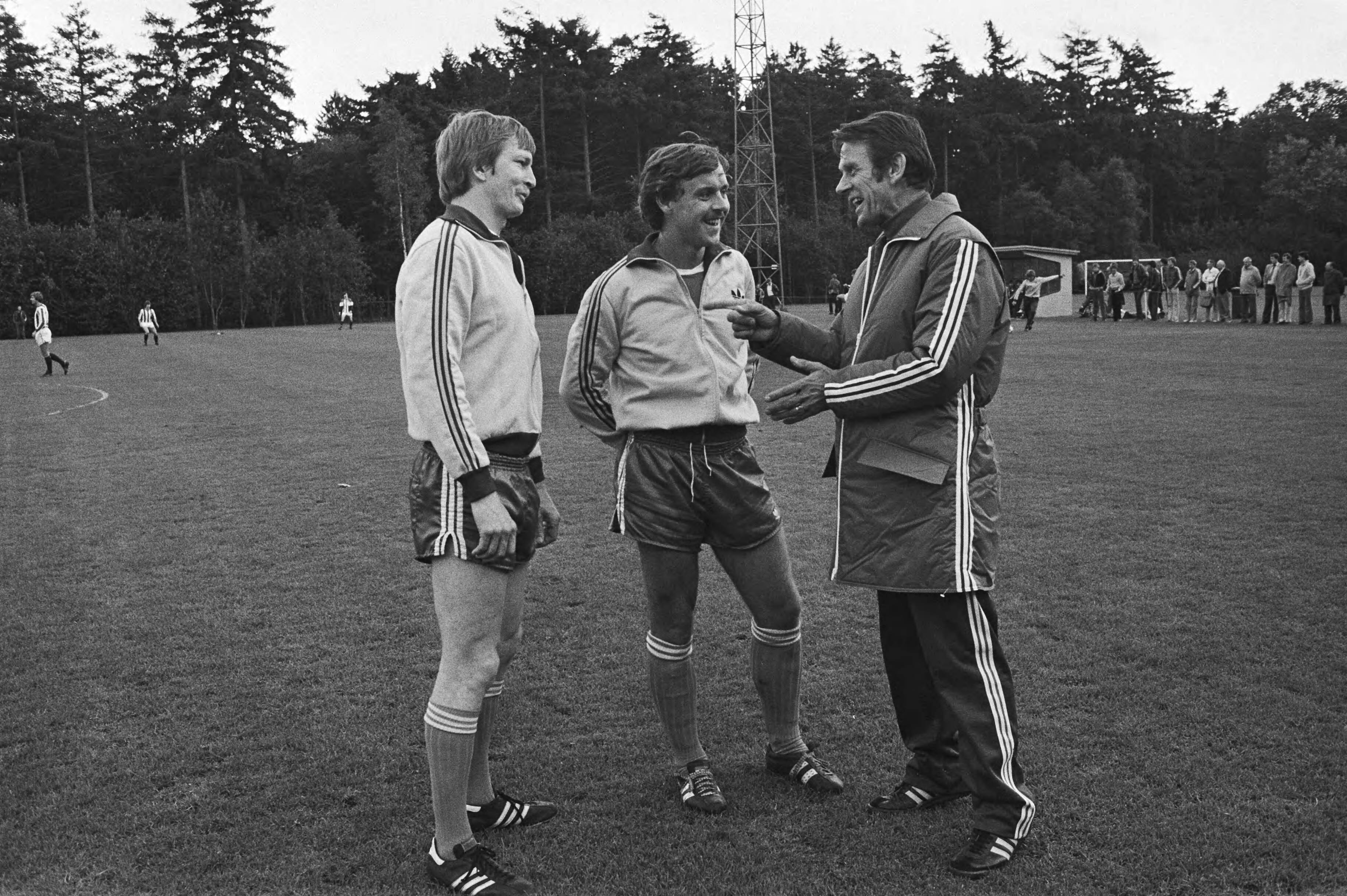 Fotocollectie Anefo — Nederlands elftal trainde vanmiddag in Zeist i.v.m. interland tegen West-Duitsland a.s. zaterdag, de debutanten Jonker en Tol — Foto: Pereira, Fernando / Anefo. Licentie: Set B: Rechtenvrij / Publiek Domein. Bron: Nationaal Archief. http://hdl.handle.net/10648/acea5556-d0b4-102d-bcf8-003048976d84