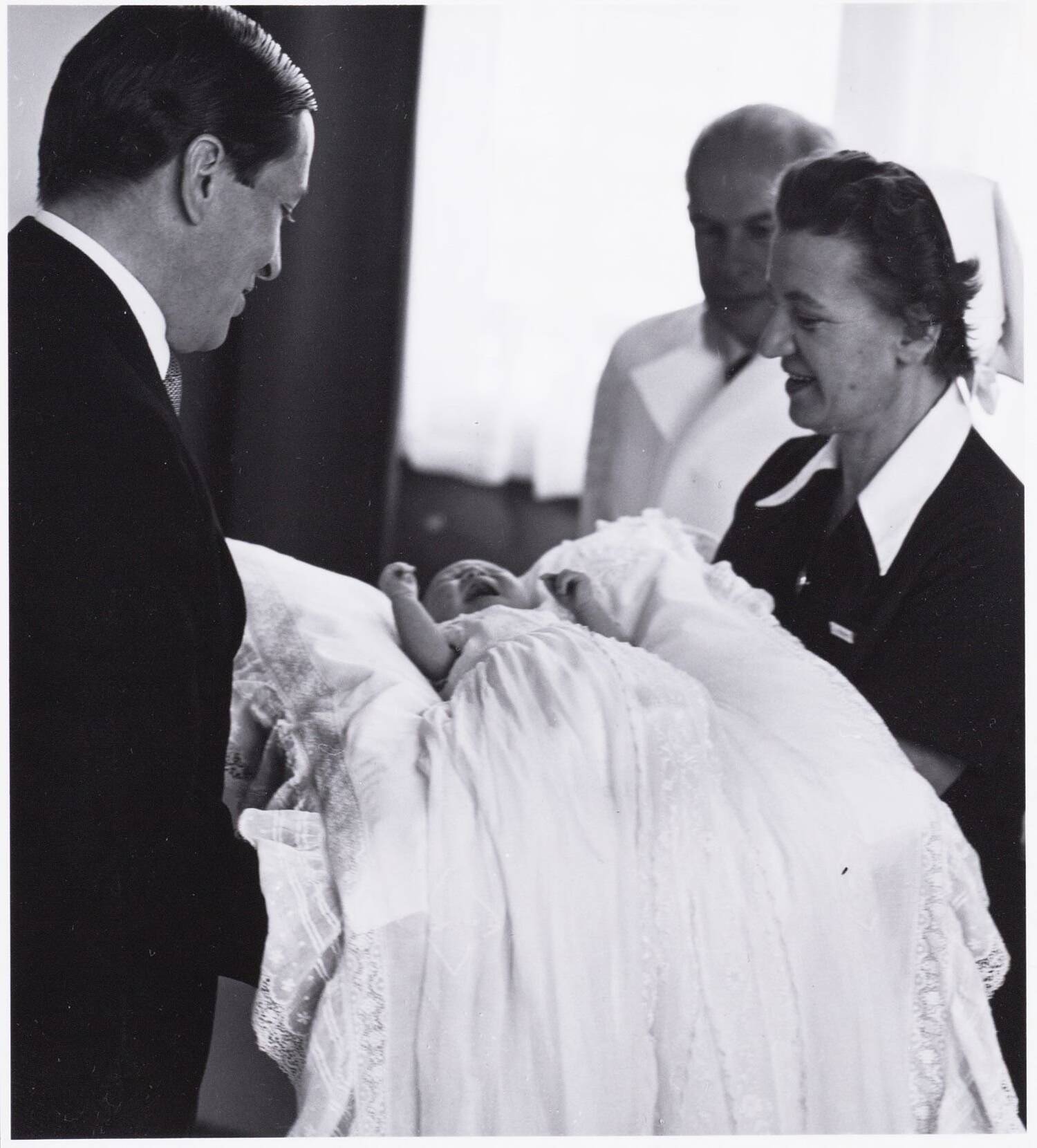 Fotocollectie RVD / Koninklijk Huis — Prins Claus geeft de baby prins Willem-Alexander weer over aan de verpleegster in het Academisch Ziekenhuis Utrecht op 2 mei 1967 — Foto: Nationaal Foto Persbureau / RVD. Licentie: Set B: Rechtenvrij / Publiek Domein. Bron: Nationaal Archief. http://hdl.handle.net/10648/afaf2ca8-d0b4-102d-bcf8-003048976d84