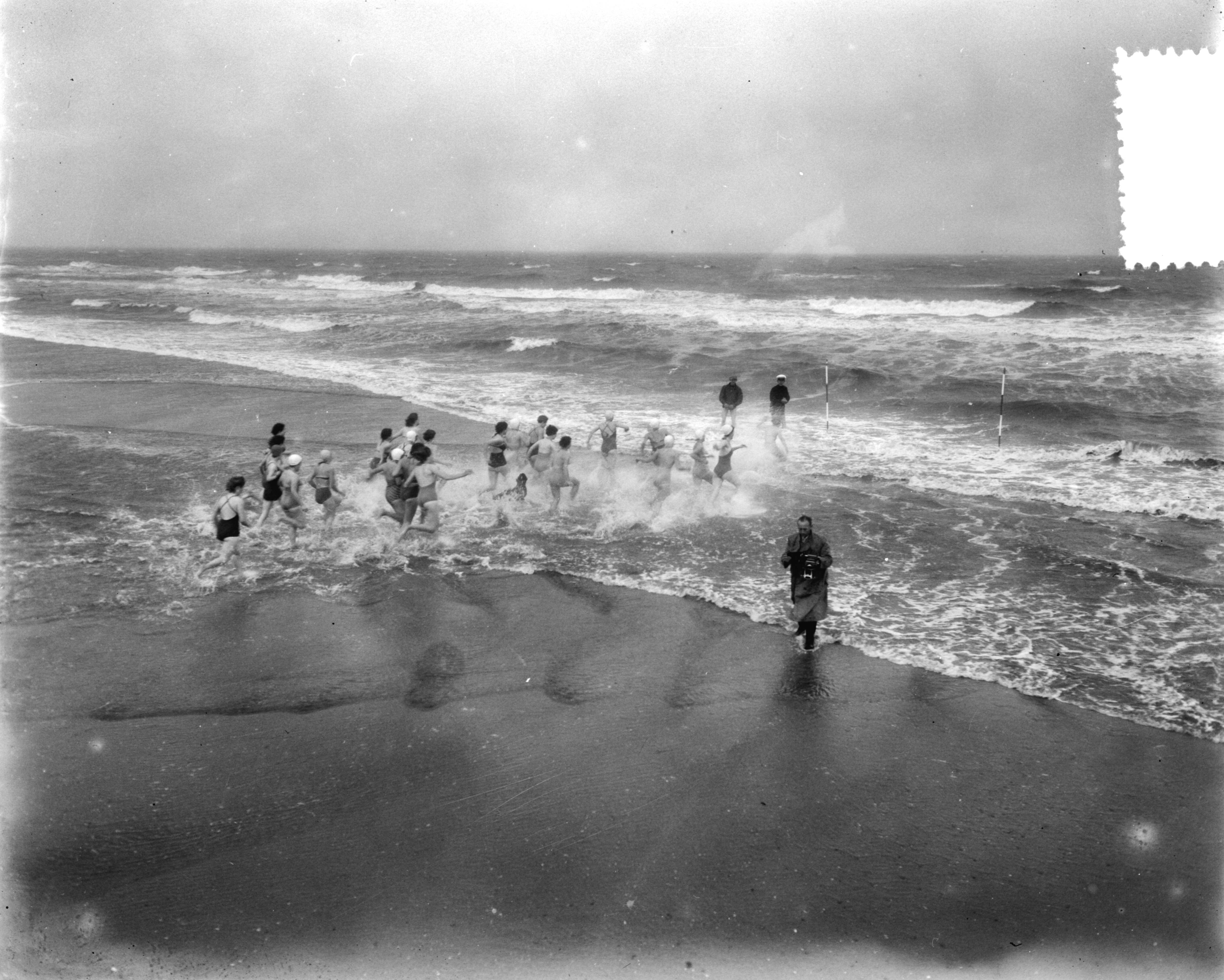 Fotocollectie Anefo — Opening badseizoen. Wedloop naar zee te Scheveningen — Foto: Duinen, G.W. van / Anefo. Licentie: Set B: Rechtenvrij / Publiek Domein. Bron: Nationaal Archief. http://hdl.handle.net/10648/a90cde0e-d0b4-102d-bcf8-003048976d84