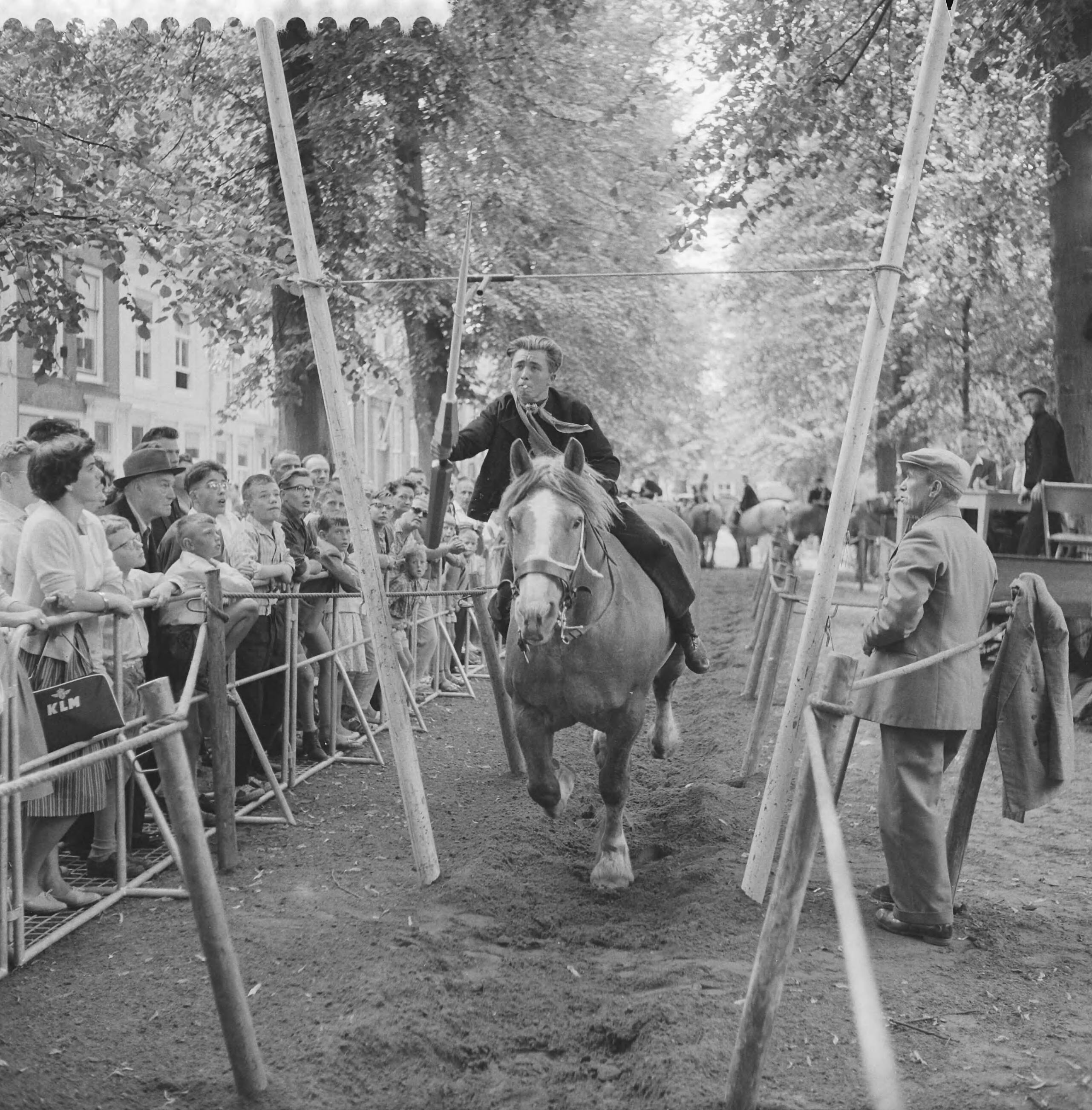 Fotocollectie Anefo — Ringsteken in Middelburg — Foto: Behrens, Herbert F. / Anefo. Licentie: Set B: Rechtenvrij / Publiek Domein. Bron: Nationaal Archief. http://hdl.handle.net/10648/a9b55c78-d0b4-102d-bcf8-003048976d84