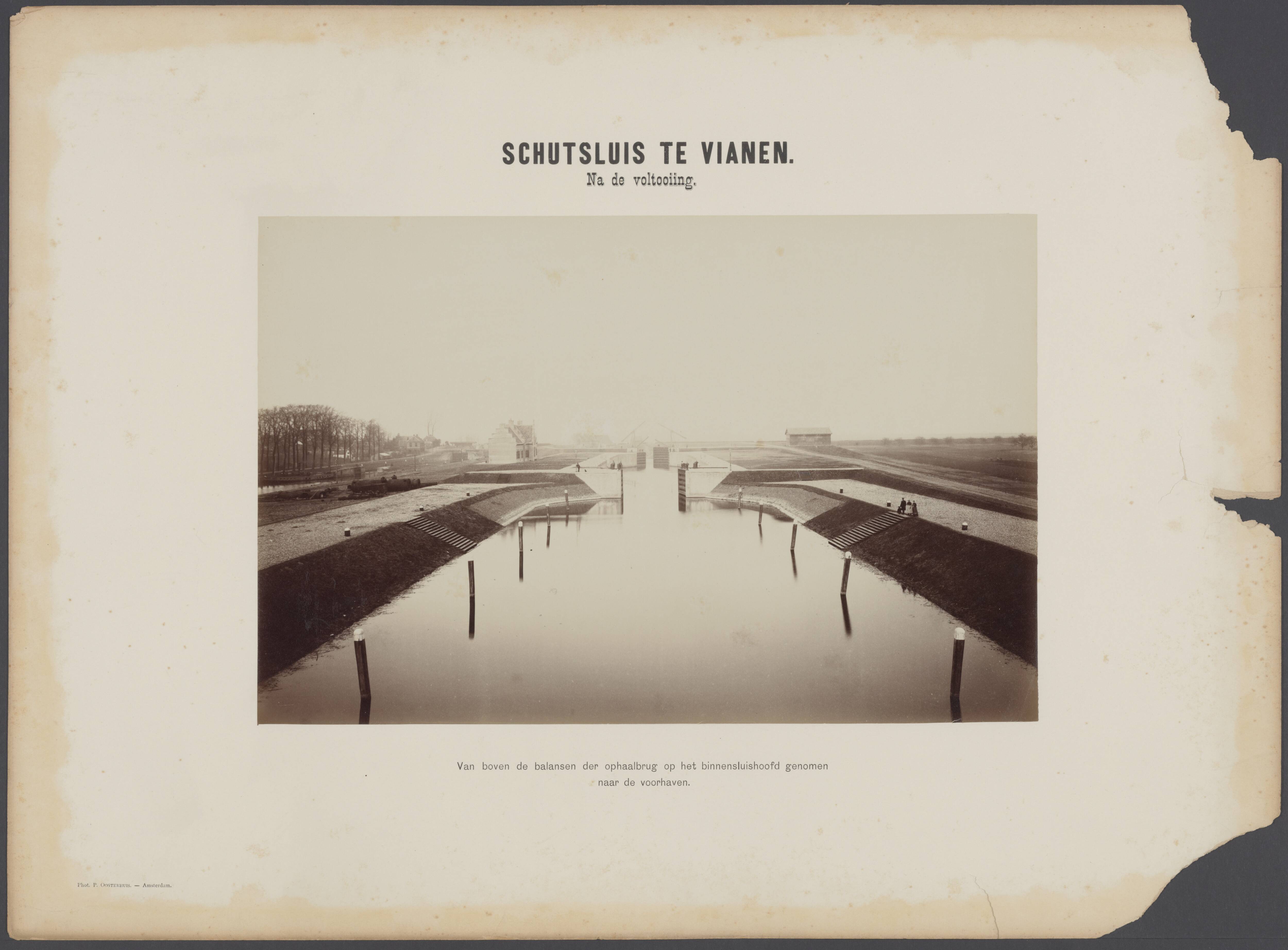 Merwedekanaal ten zuiden van Utrecht — Bouw van een schutsluis te Vianen. Sluis gefotografeerd na de voltooiing. Van boven de balansen der ophaalbrug op het binnensluishoofd genomen naar de voorhaven — Foto: Oosterhuis, Pieter. Licentie: Set B: Rechtenvrij / Publiek Domein. Bron: Nationaal Archief. http://hdl.handle.net/10648/af0b6cbc-d0b4-102d-bcf8-003048976d84