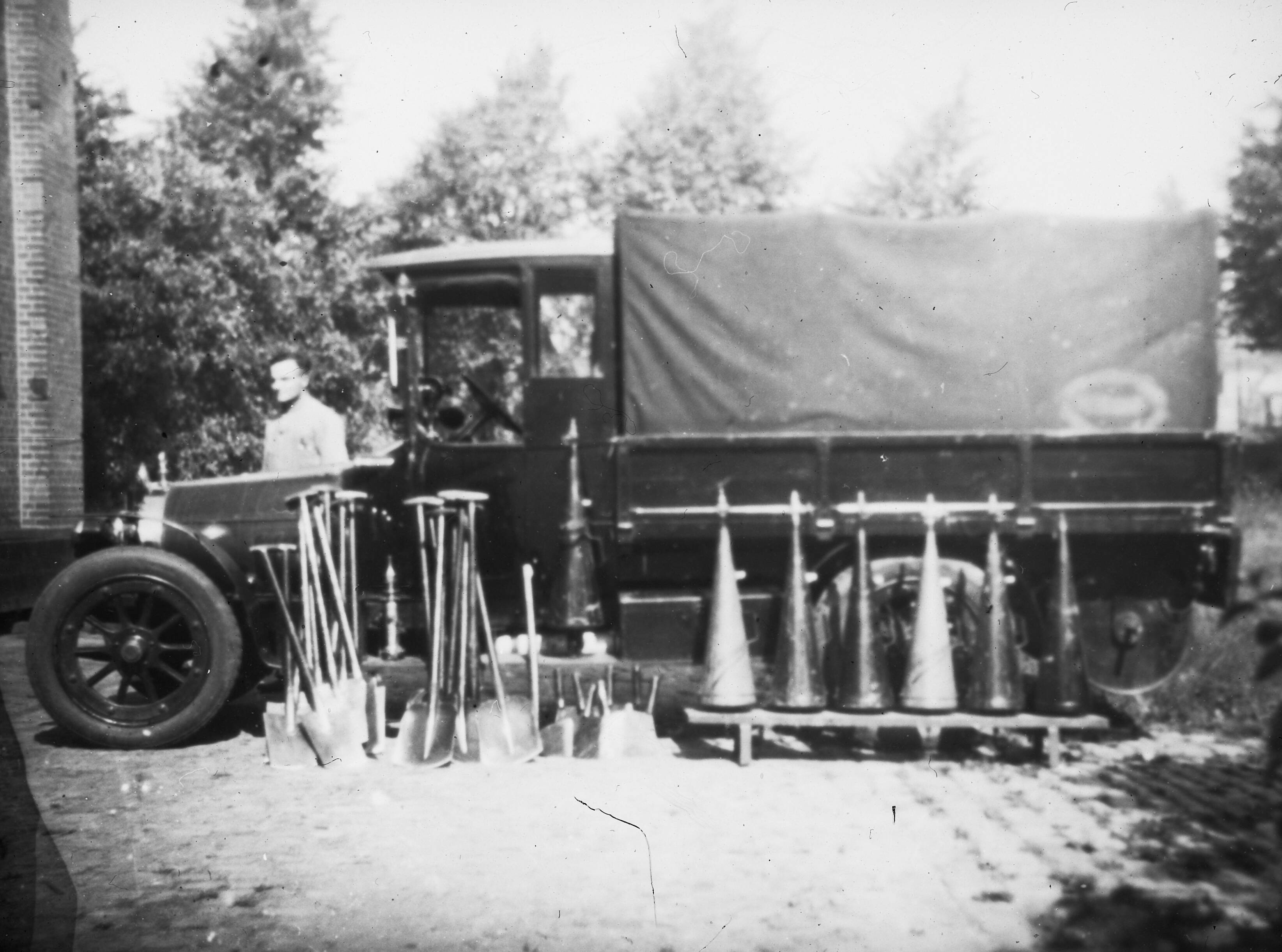 Fotocollectie Nederlandse Heidemaatschappij — Bilthoven|bosbouw |bosbrand |bosbrandmotorwagens — Foto: Fotograaf Onbekend / Heidemij. Licentie: Set B: Rechtenvrij / Publiek Domein. Bron: Nationaal Archief. http://hdl.handle.net/10648/ae45c282-d0b4-102d-bcf8-003048976d84