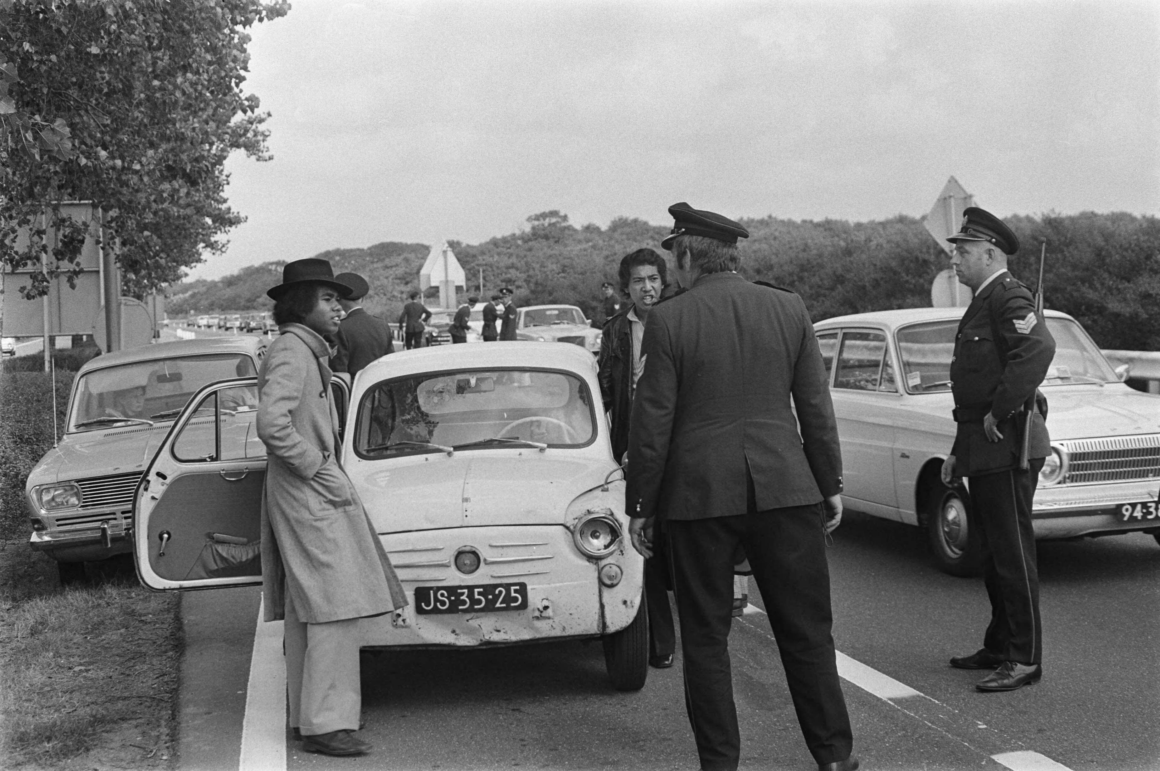 Fotocollectie Anefo — Staatsbezoek van President Soeharto aan Nederland; politie houdt auto's aan op wegen naar Den Haag als voorzorgsmaatregel tegen Ambonezen[Molukkers] — Foto: Mieremet, Rob / Anefo. Licentie: Set B: Rechtenvrij / Publiek Domein. Bron: Nationaal Archief. http://hdl.handle.net/10648/aba1f15e-d0b4-102d-bcf8-003048976d84