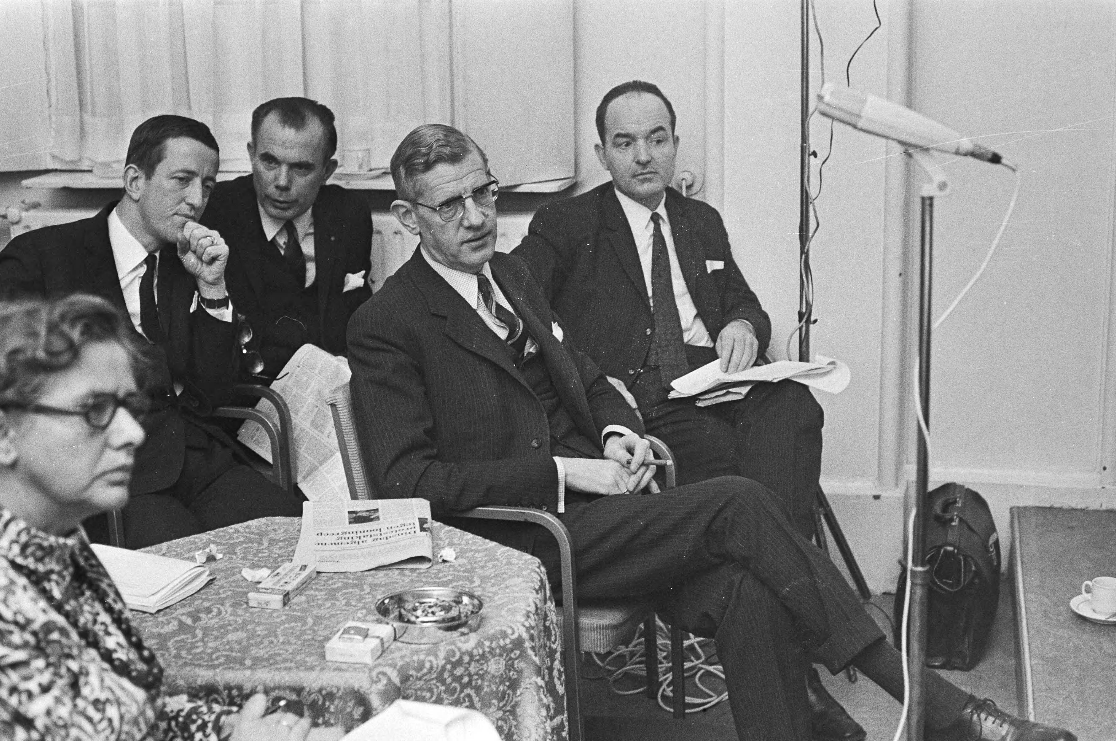Fotocollectie Anefo — CHU-vergadering over gemeenschappelijk urgentieprogramma met ARP en KVP, Utrecht; jhr. Sikinghe , minister Udink — Foto: Verhoeff, Bert / Anefo. Licentie: Set B: Rechtenvrij / Publiek Domein. Bron: Nationaal Archief. http://hdl.handle.net/10648/abacfec8-d0b4-102d-bcf8-003048976d84