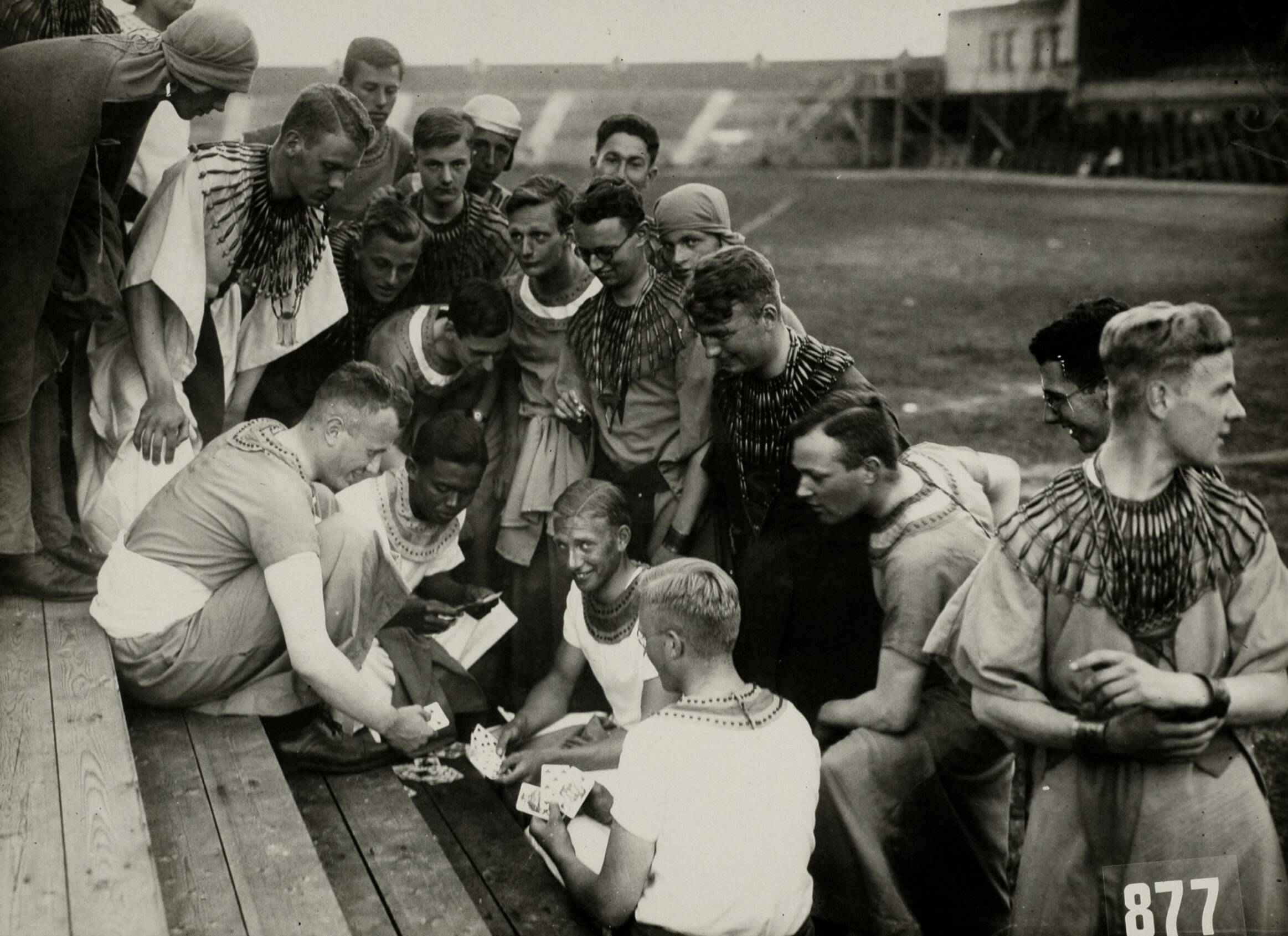 Sport — Sport. Olympische Spelen 1928 Amsterdam, Nederland : Verklede acteurs die meedoen aan de openluchtvoorstelling ihkv de kunstmanifestatie spelen in de pauze een kaartspelletje met elkaar. — Foto: Fotograaf Onbekend / Algemeen Fotobureau Amsterdam / Spaarnestad Photo (05887). Licentie: Set B: Rechtenvrij / Publiek Domein. Bron: Nationaal Archief. http://hdl.handle.net/10648/35429da6-d6a8-a382-e063-6df0900a6686
