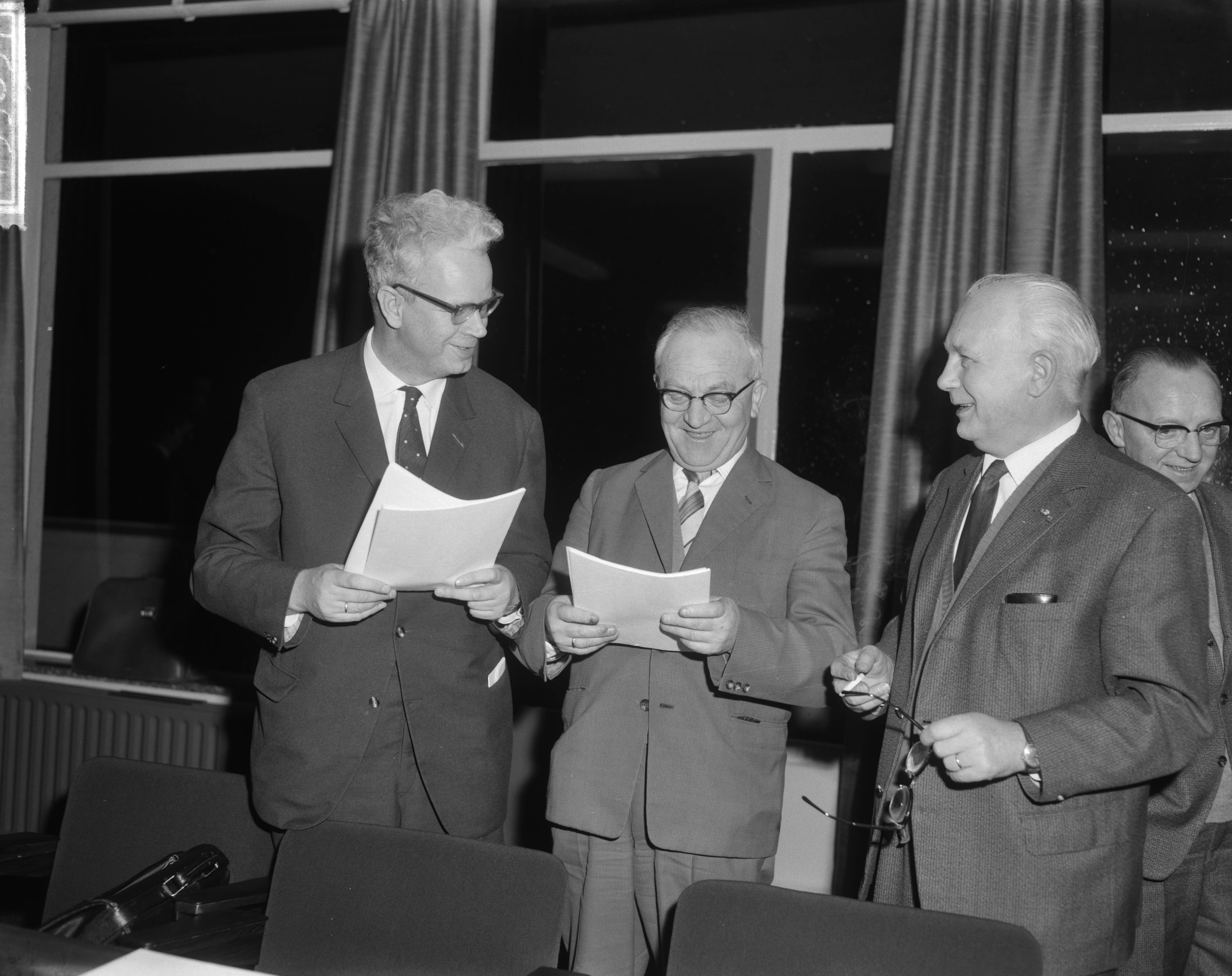 Fotocollectie Anefo — In het gebouw van de Stichting van de Arbeid te Voorburg vond overleg plaats tussen regering en het bestuur van de Stichting over lonen en prijzen. Drie leden van het bestuur vanwege de vakbonden, vlnr. D. Roemers (NVV), C.J. van Mastrigt (CNV) en J.A. Middelhuis (NKV) — Foto: Bilsen, Joop van / Anefo. Licentie: Set B: Rechtenvrij / Publiek Domein. Bron: Nationaal Archief. http://hdl.handle.net/10648/aa577904-d0b4-102d-bcf8-003048976d84