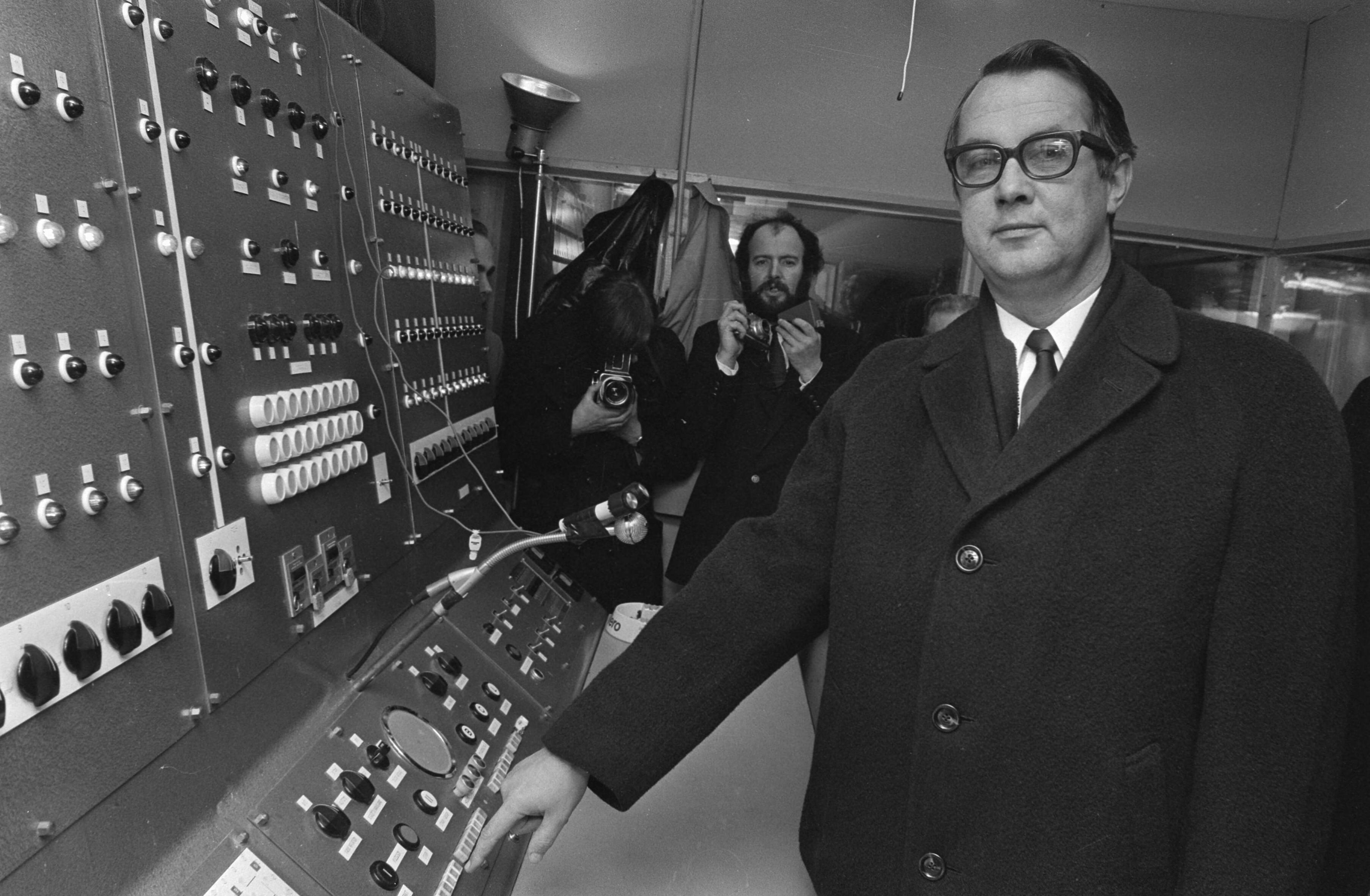 Fotocollectie Anefo — Hoogste punt bereikt van nieuw hoofdkantoor Albert Heyn Zaandam; G. J. Heyn drukt op knop — Foto: Evers, Joost / Anefo. Licentie: Set B: Rechtenvrij / Publiek Domein. Bron: Nationaal Archief. http://hdl.handle.net/10648/abb255bc-d0b4-102d-bcf8-003048976d84