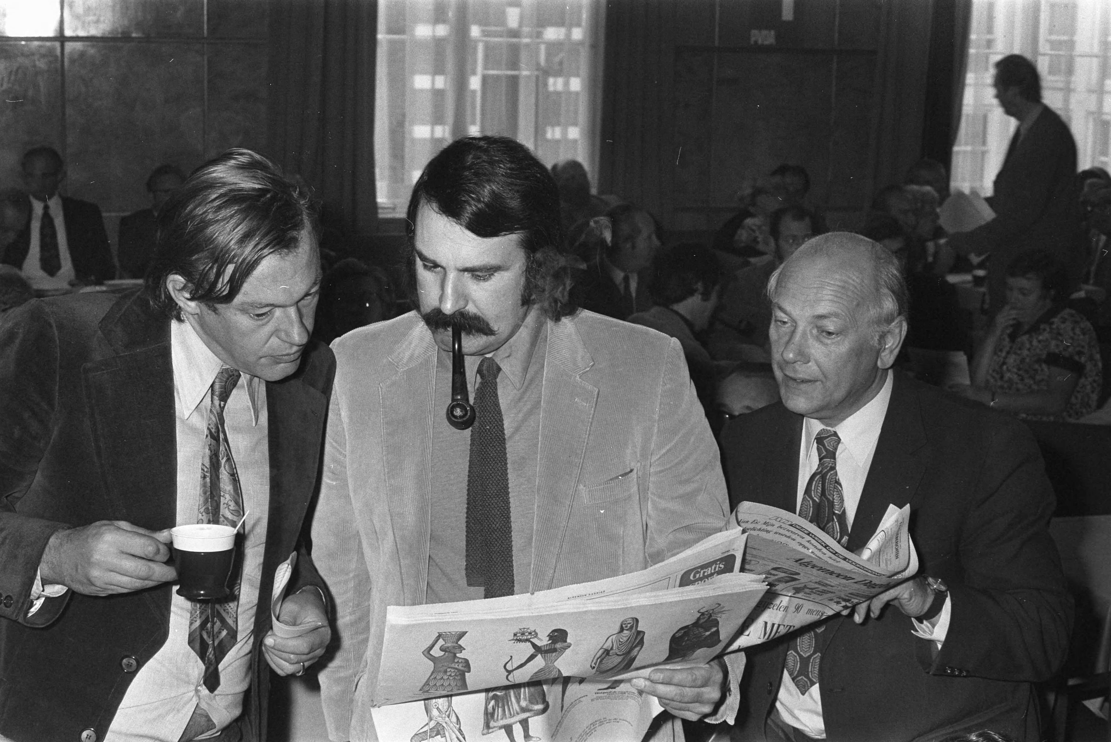 Fotocollectie Anefo — PvdA-partijraad bijeen te Utrecht om lijsttrekker te kiezen. Vlnr Van Mierlo , A. van der Louw en Den Uyl — Foto: Punt, W. / Anefo. Licentie: Set B: Rechtenvrij / Publiek Domein. Bron: Nationaal Archief. http://hdl.handle.net/10648/abf571ee-d0b4-102d-bcf8-003048976d84