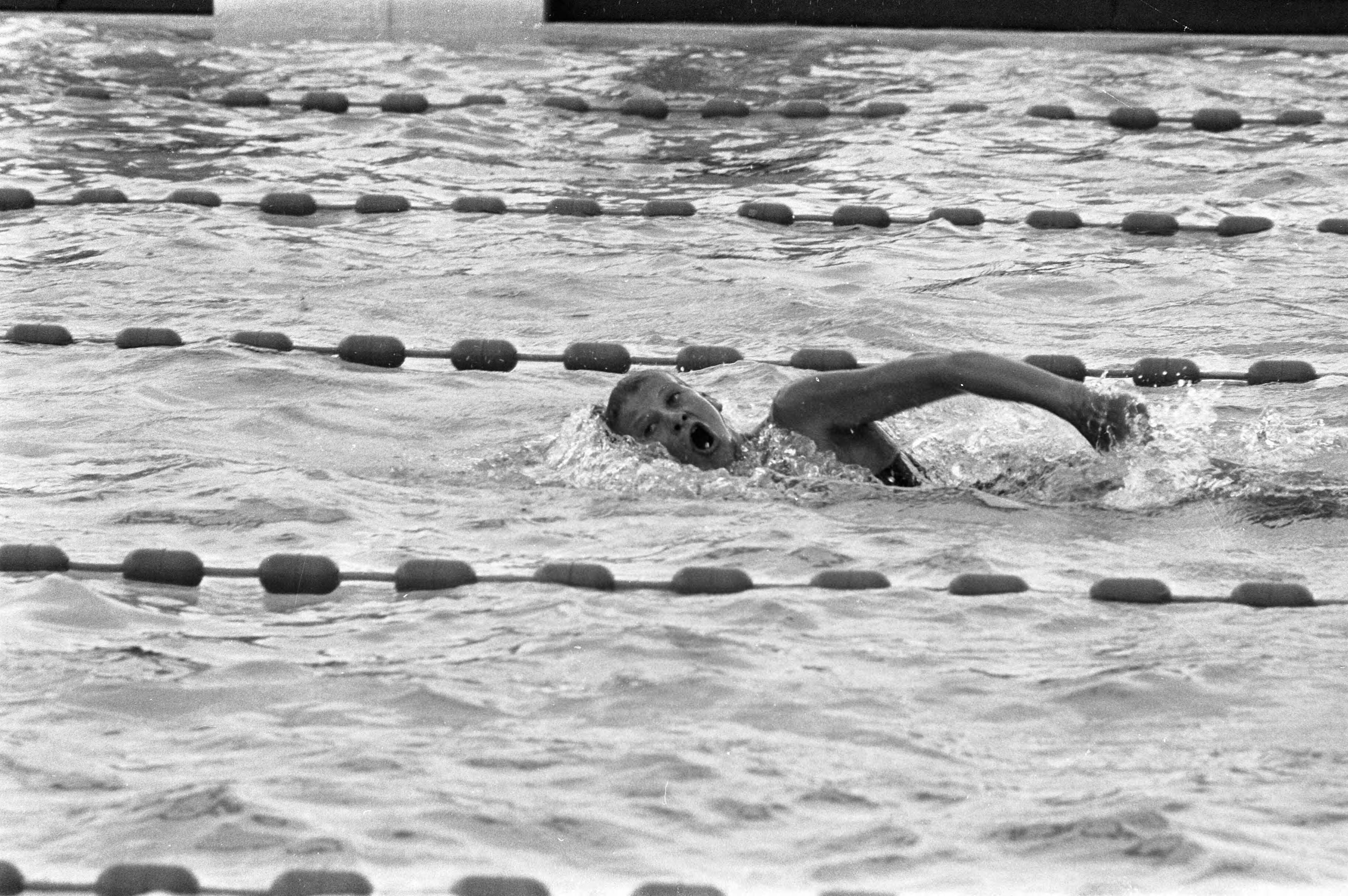 Fotocollectie Anefo — Nationale kampioenschappen zwemmen, Leeuwarden; Linda de Boer in aktie 800 meter vrije slag — Foto: Verhoeff, Bert / Anefo. Licentie: Set B: Rechtenvrij / Publiek Domein. Bron: Nationaal Archief. http://hdl.handle.net/10648/ab9cd674-d0b4-102d-bcf8-003048976d84
