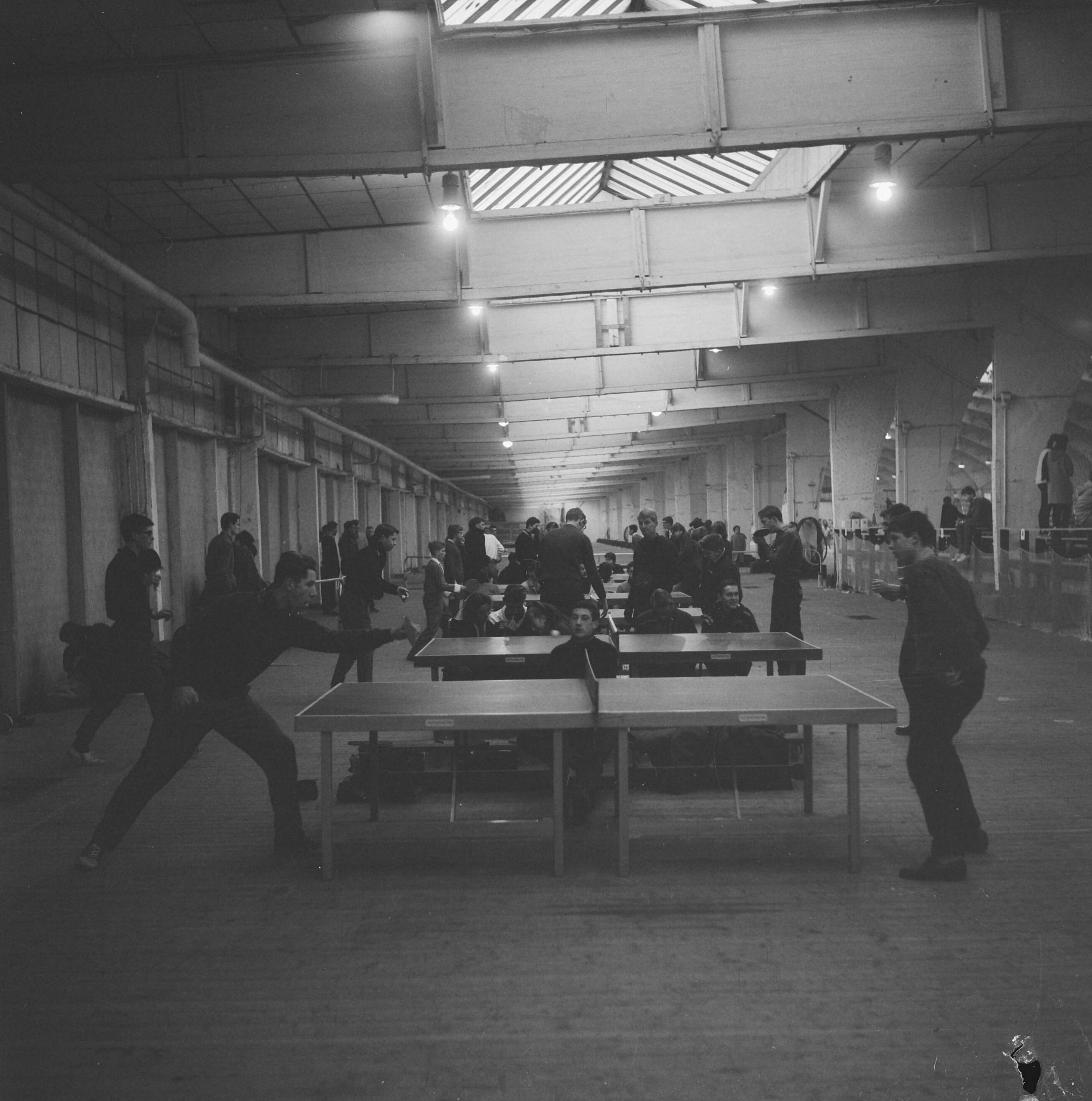 Fotocollectie Anefo — Schoolkersttoernooi in de RAI te Amsterdam georganiseerd door de Sazabo-schoolsportcommissie, tafeltennis — Foto: Nijs, Jac. de / Anefo. Licentie: Set B: Rechtenvrij / Publiek Domein. Bron: Nationaal Archief. http://hdl.handle.net/10648/aa23d0a4-d0b4-102d-bcf8-003048976d84