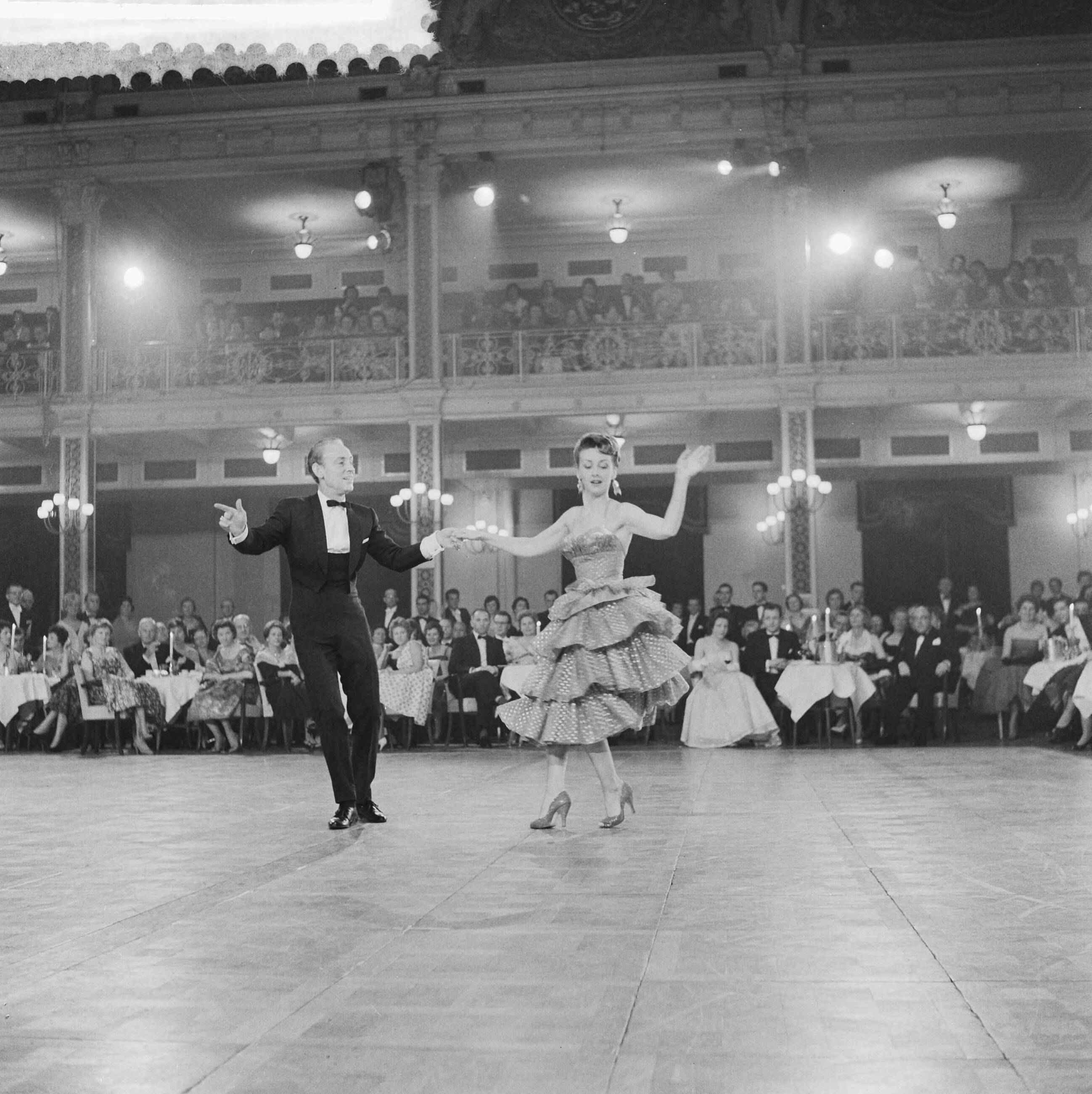 Fotocollectie Anefo — AVRO's danstoernooi in het Kurhaus te Scheveningen. Wereldkampioenspaar Latijns-Amerikaanse dansen Len Patrick en Dorin Key geven een demonstratie — Foto: Behrens, Herbert F. / Anefo. Licentie: Set B: Rechtenvrij / Publiek Domein. Bron: Nationaal Archief. http://hdl.handle.net/10648/a9a83778-d0b4-102d-bcf8-003048976d84