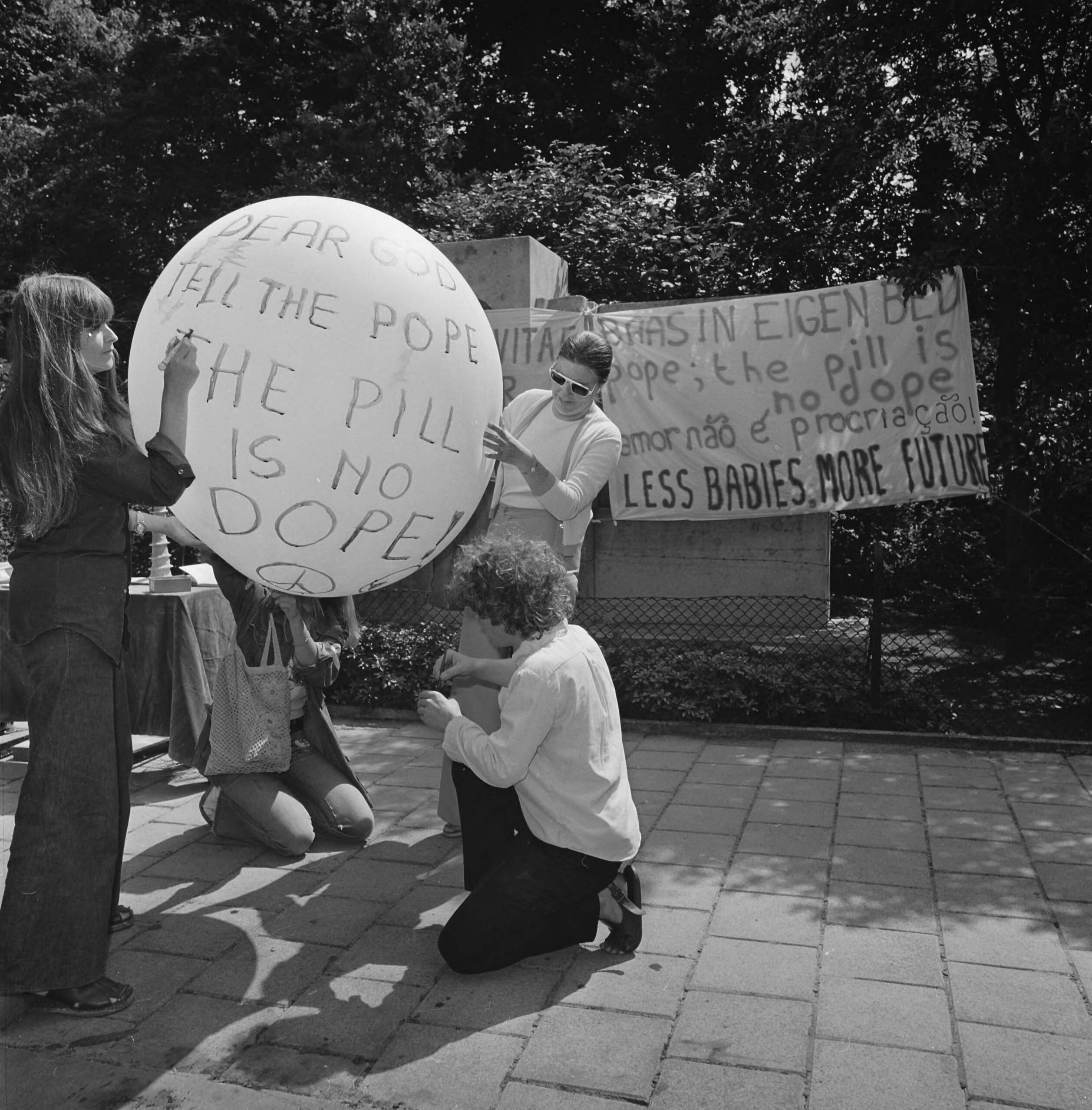 Fotocollectie Anefo — Dolle Mina beweging protesteert bij Pauselijke Nuntius t e Den Haag tegen geboortebeperkingsvoorschriften van RK-kerk — Foto: Mieremet, Rob / Anefo. Licentie: Set B: Rechtenvrij / Publiek Domein. Bron: Nationaal Archief. http://hdl.handle.net/10648/ac3280f2-d0b4-102d-bcf8-003048976d84
