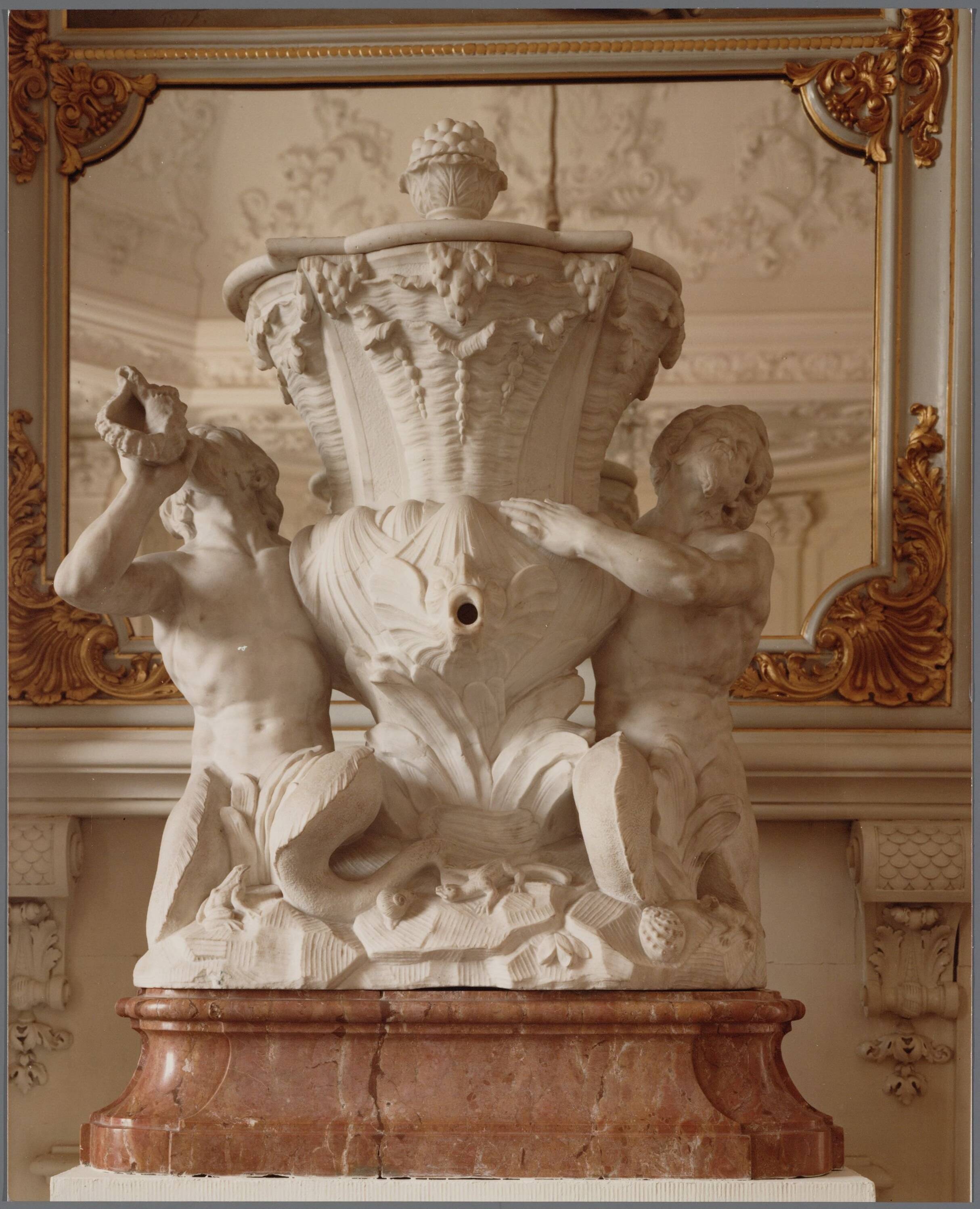 Paleis Huis ten Bosch te Den Haag — Beeldhouwwerk — Foto: Hofmeester, Bart / RVD. Licentie: Set B: Rechtenvrij / Publiek Domein. Bron: Nationaal Archief. http://hdl.handle.net/10648/afa89802-d0b4-102d-bcf8-003048976d84