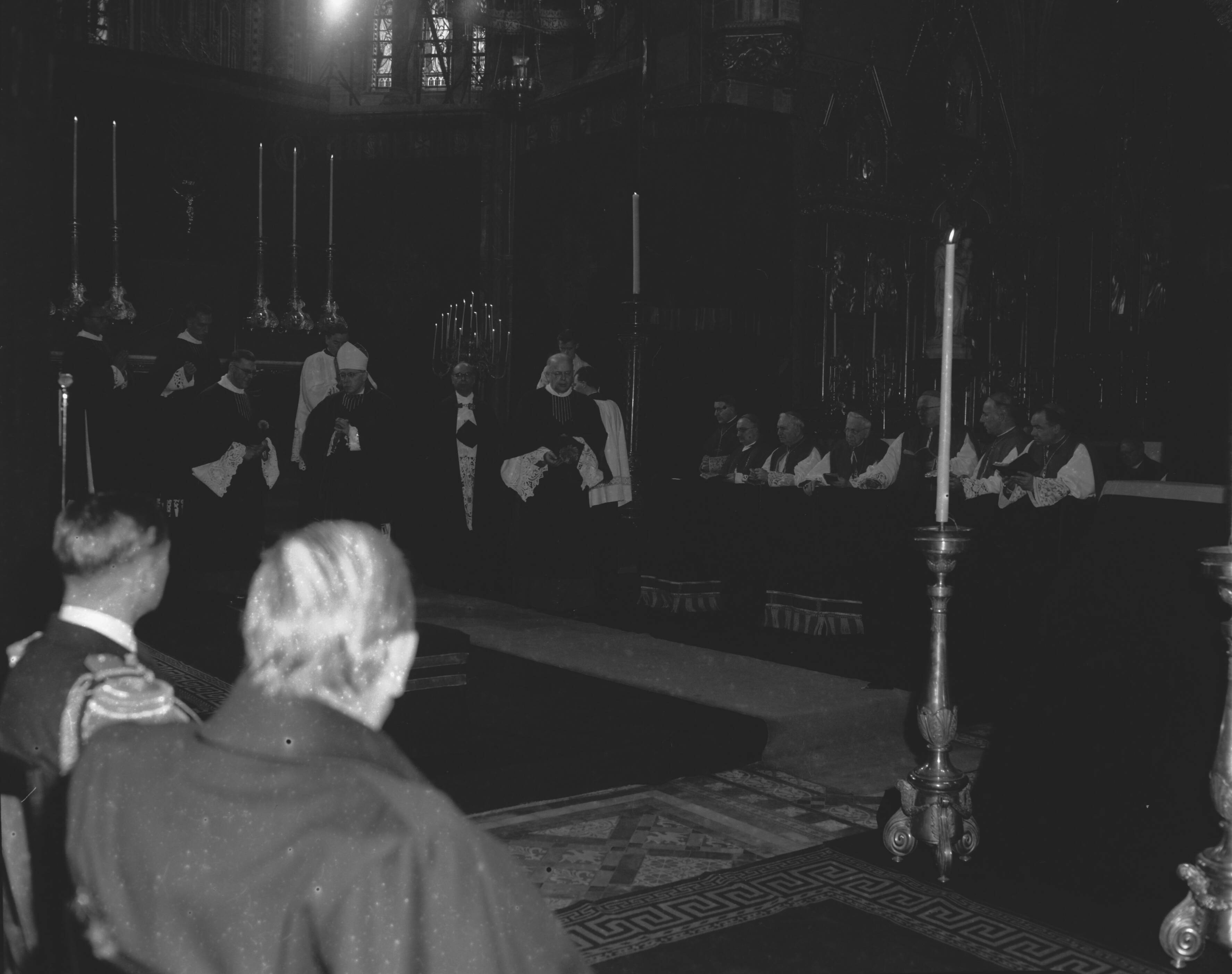 Fotocollectie Anefo — Requiemmis voor Paus Pius XII in in de St. Jacobskerk te Den Haag, opgedragen door aartsbisschop B.J. Alfrink — Foto: Behrens, Herbert F. / Anefo. Licentie: Set B: Rechtenvrij / Publiek Domein. Bron: Nationaal Archief. http://hdl.handle.net/10648/a987189a-d0b4-102d-bcf8-003048976d84