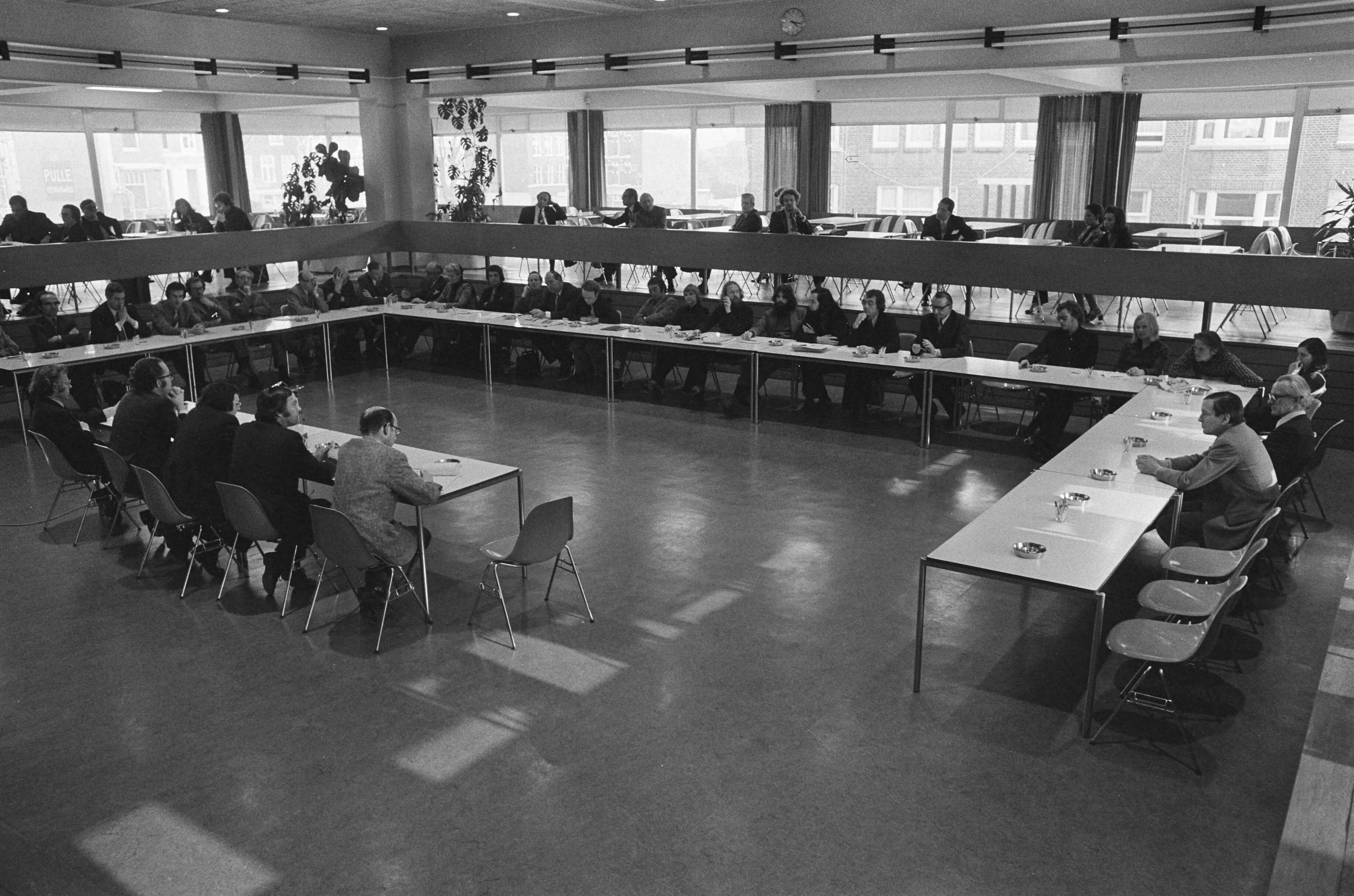 Installatie van de Commissie Voorlichting en Bewustwording Ontwikkelingssamenwerking in Den Haag — Overzicht van de vergaderzaal — Foto: Fotograaf Onbekend / Anefo. Licentie: Set B: Rechtenvrij / Publiek Domein. Bron: Nationaal Archief. http://hdl.handle.net/10648/ac44b77c-d0b4-102d-bcf8-003048976d84