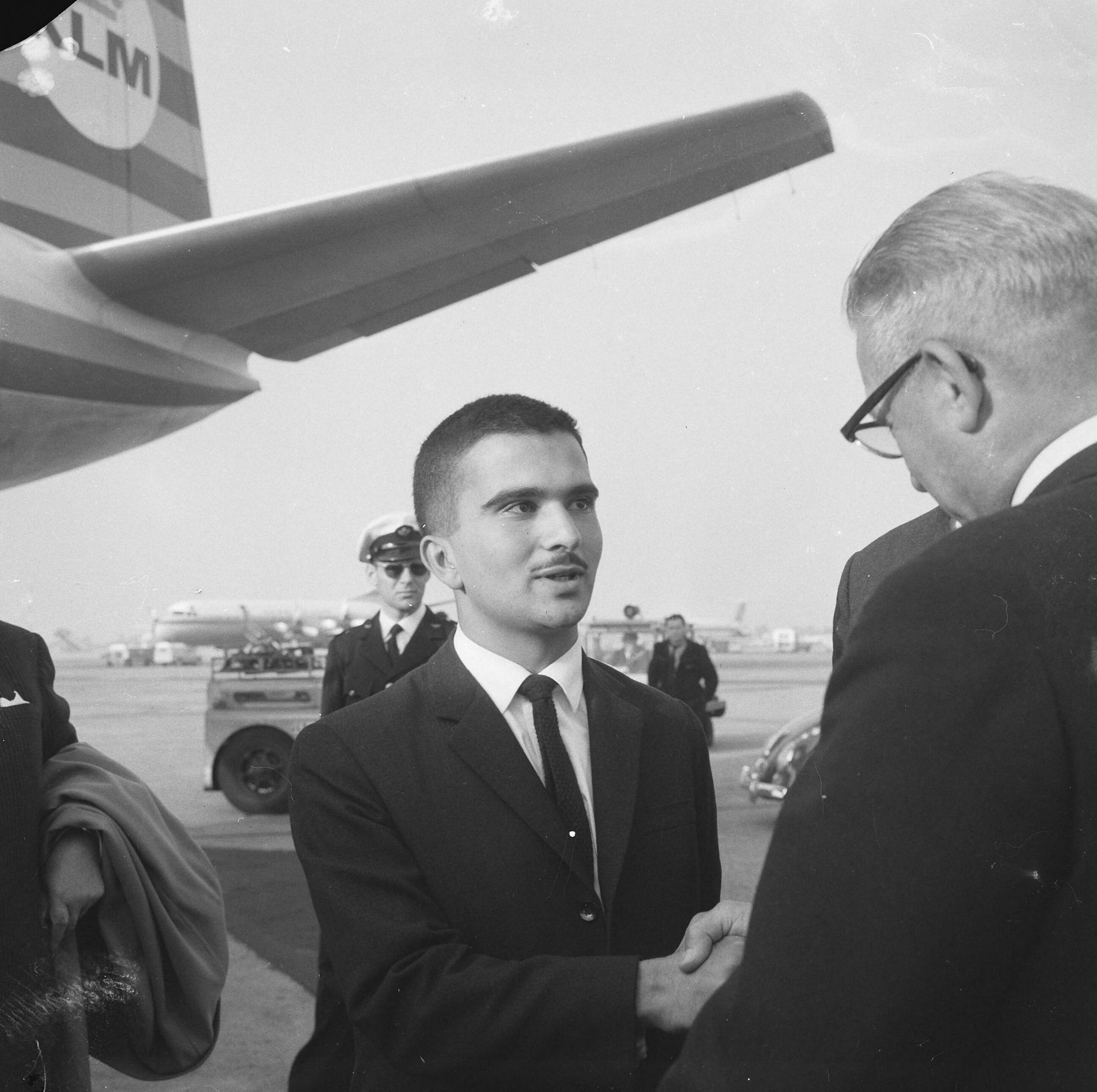 Fotocollectie Anefo — Aankomst van prins Hassan van Jordanië op Schiphol — Foto: Evers, Joost / Anefo. Licentie: Set B: Rechtenvrij / Publiek Domein. Bron: Nationaal Archief. http://hdl.handle.net/10648/aac450c4-d0b4-102d-bcf8-003048976d84