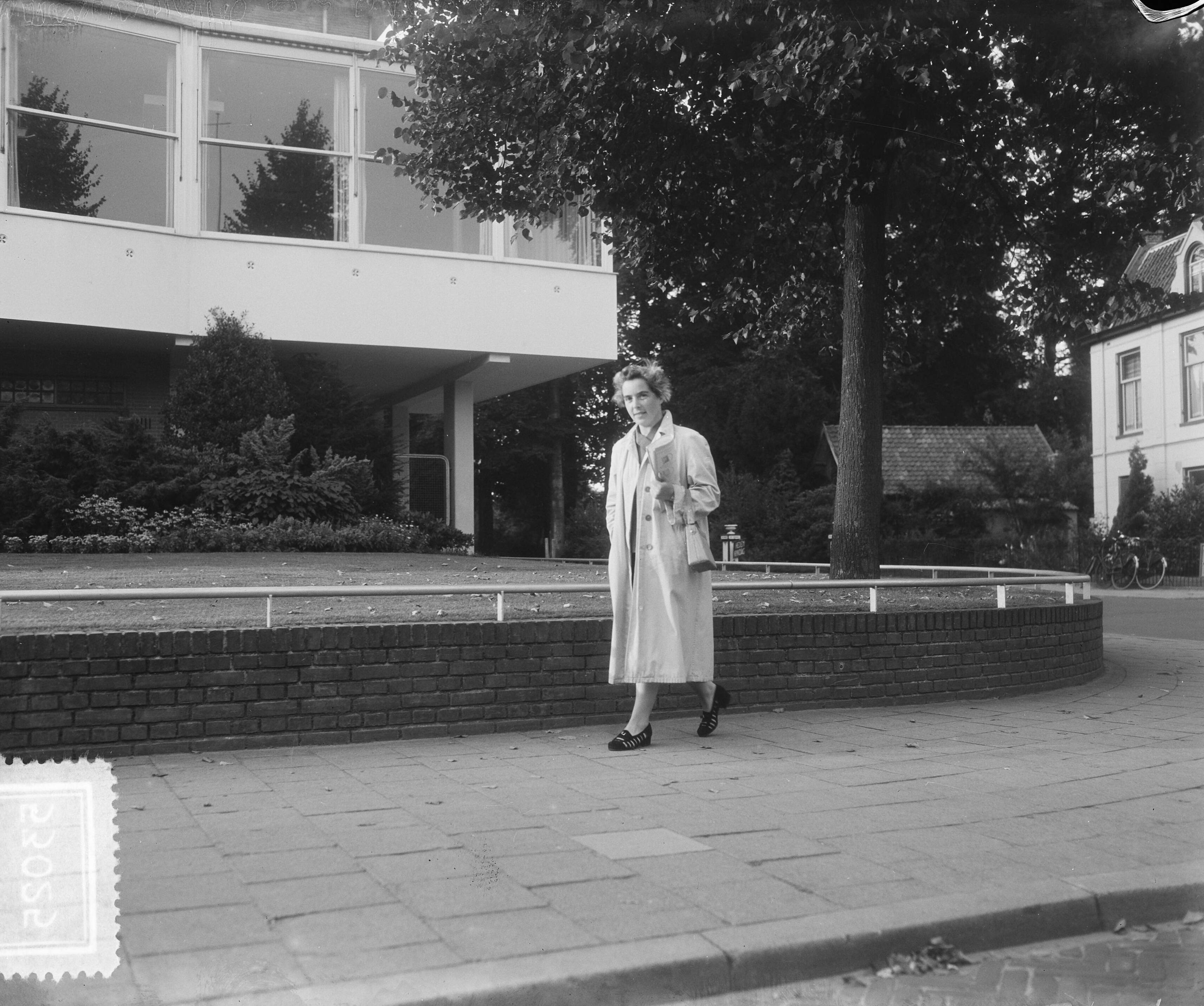 Toos van Dongen Hilversum — Zangeres Toos van Dongen in Hilversum [de zangeres tijdens een wandeling op straat] — Foto: Pot, Harry / Anefo. Licentie: Set B: Rechtenvrij / Publiek Domein. Bron: Nationaal Archief. http://hdl.handle.net/10648/a8ff739a-d0b4-102d-bcf8-003048976d84