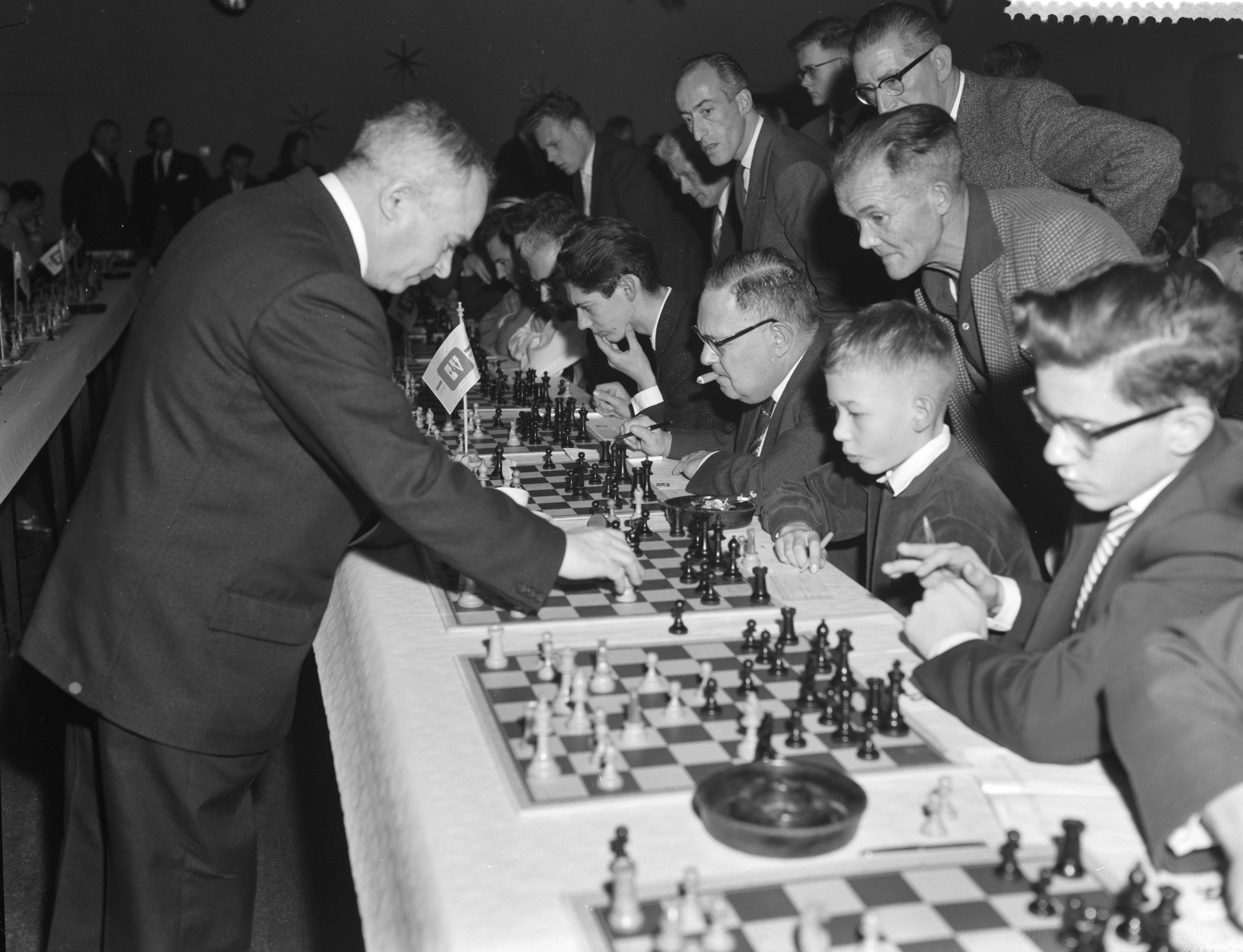 Fotocollectie Anefo — Russische schakers op simultaanschaaktoernooi te Hilversum. Salo Flohr — Foto: Rossem, Wim van / Anefo. Licentie: Set B: Rechtenvrij / Publiek Domein. Bron: Nationaal Archief. http://hdl.handle.net/10648/a9a45fae-d0b4-102d-bcf8-003048976d84