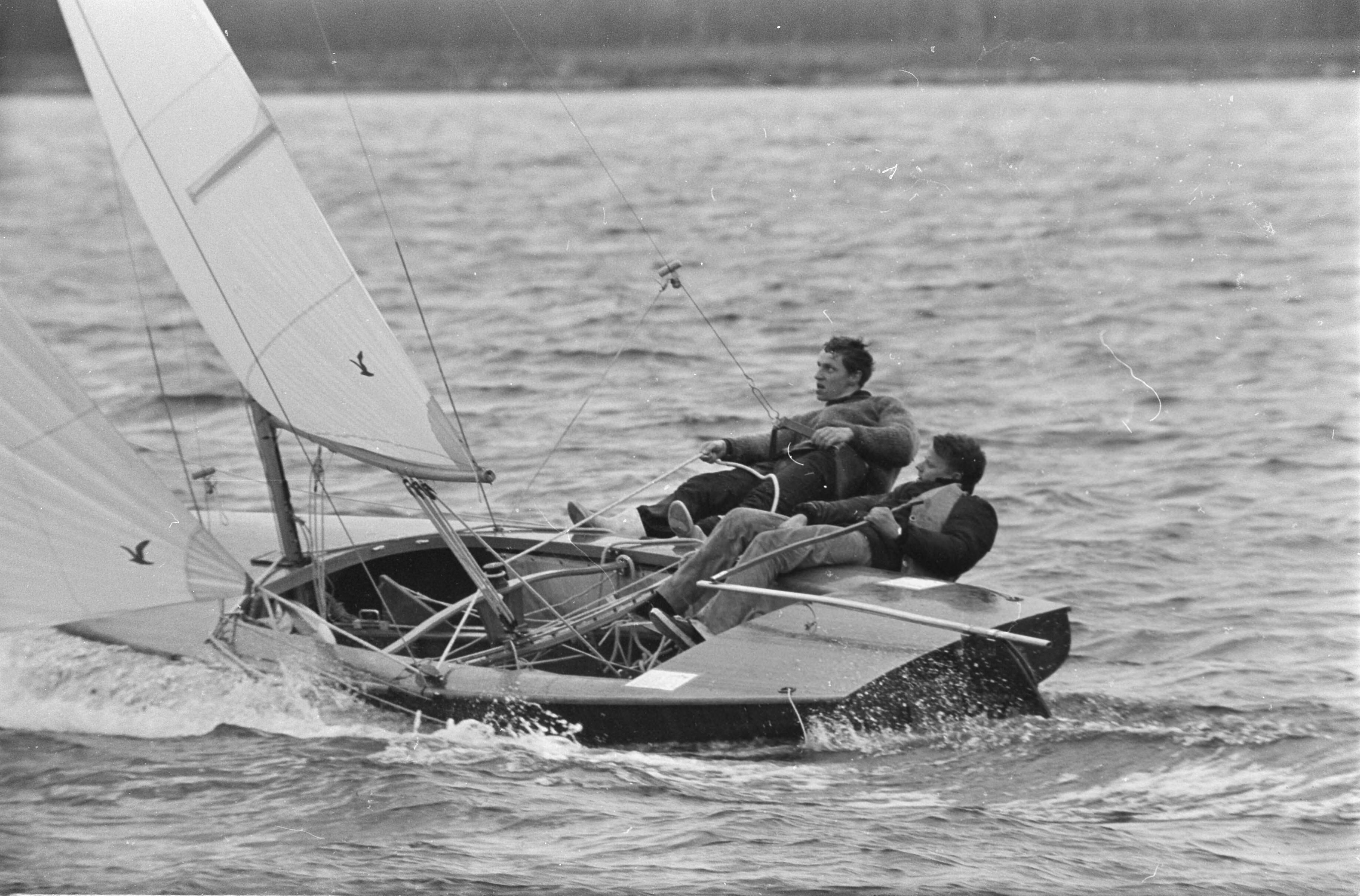 Fotocollectie Anefo — Paasregatta, zeilwedstrijden te Loosdrecht. Actiefotos tijdens zeilwedstrijden — Foto: Kroon, Ron / Anefo. Licentie: Set B: Rechtenvrij / Publiek Domein. Bron: Nationaal Archief. http://hdl.handle.net/10648/ab3ce1d8-d0b4-102d-bcf8-003048976d84